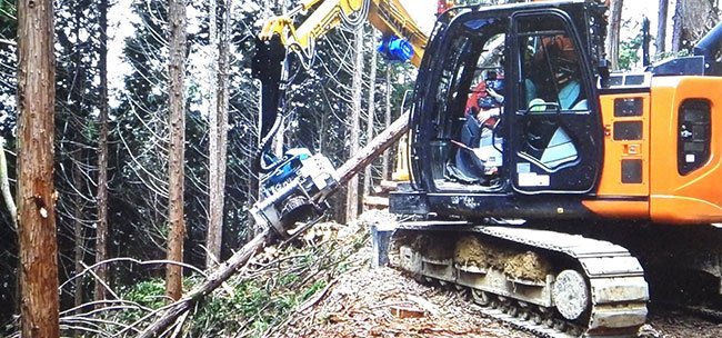 重機の仕事は雨でも休まない。