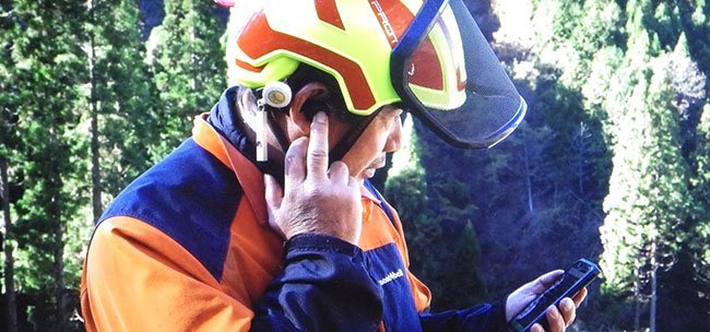 衛星通信システムによって山中の作業の安全が高まった