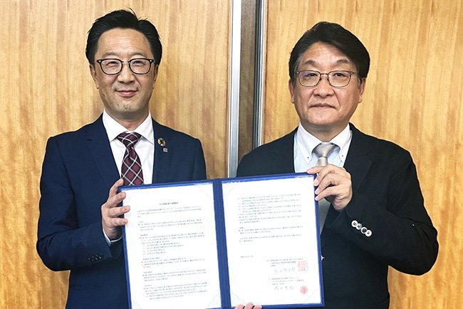 GXの推進に関する連携協定を結んだ機構の丸山裕太郎理事長（右）とリコージャパンの岡田哲也宮崎支社長