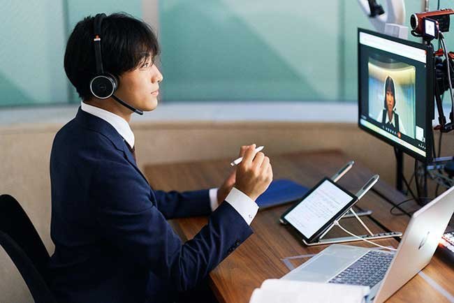 オンライン校の配信ブースで授業を行う講師