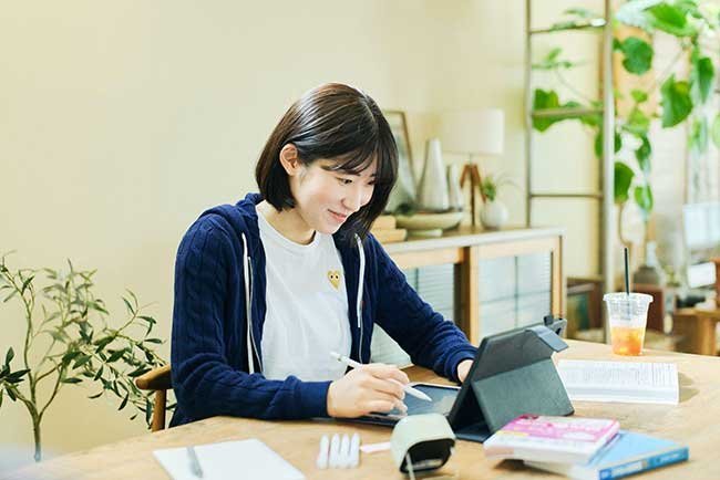家庭で授業を受けるオンライン校の生徒