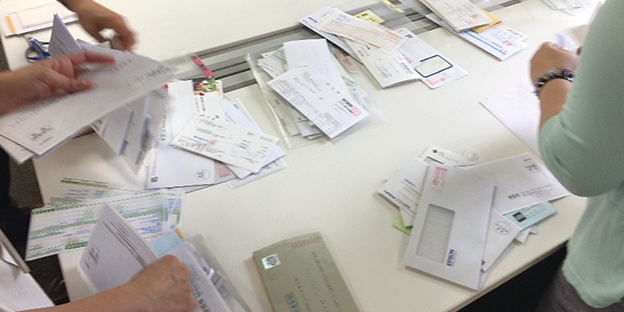 画像：仕入先様から毎日郵送・ファクスされてくる、紙の請求書を仕分けしていました。