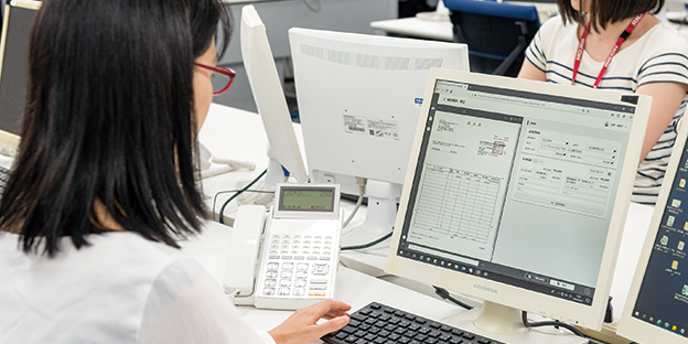 画像：「RICOH Cloud OCR for 請求書」を使い、内容を確認しています。