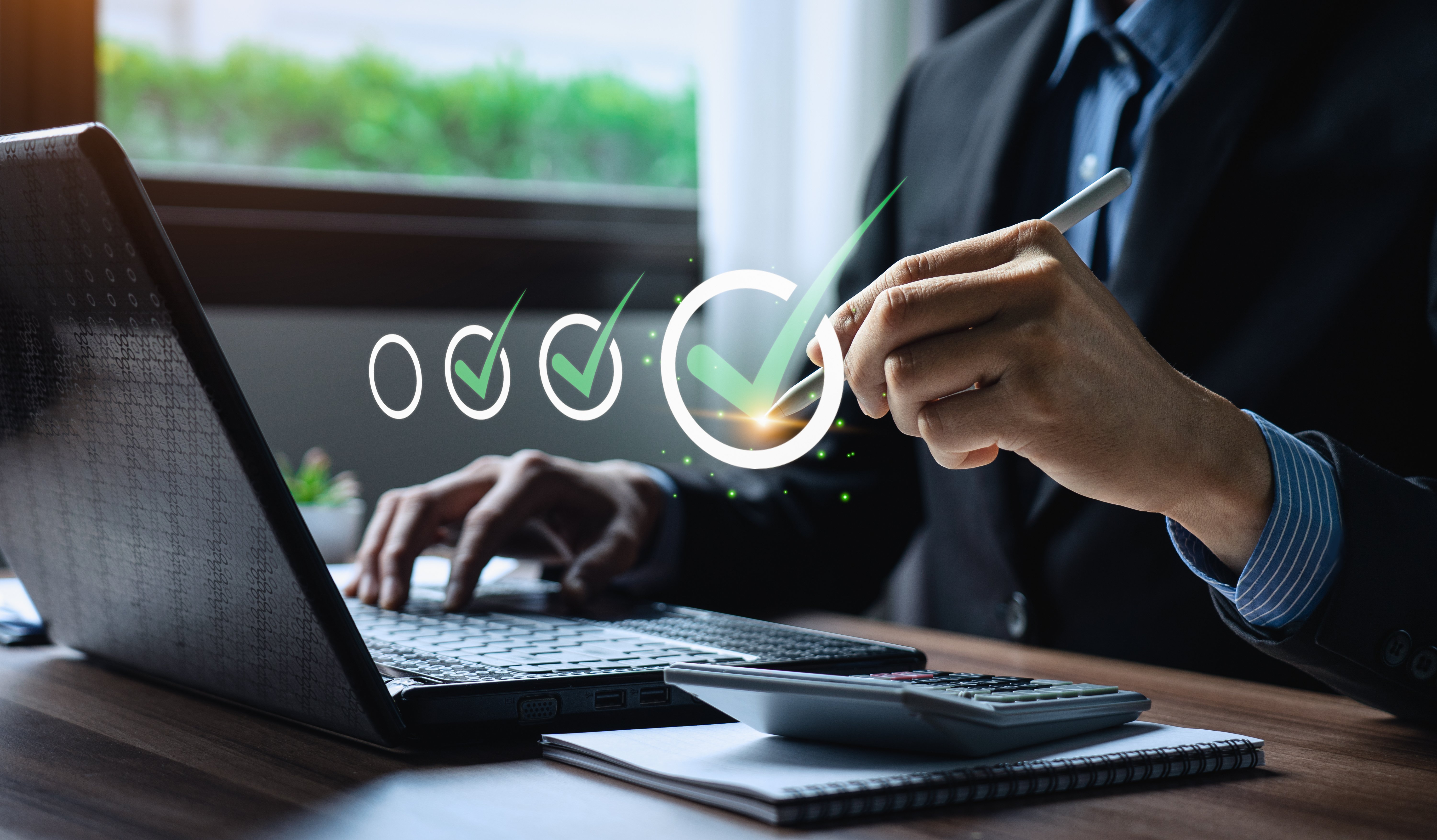 項目を確認・整理するビジネスパーソンのイメージ