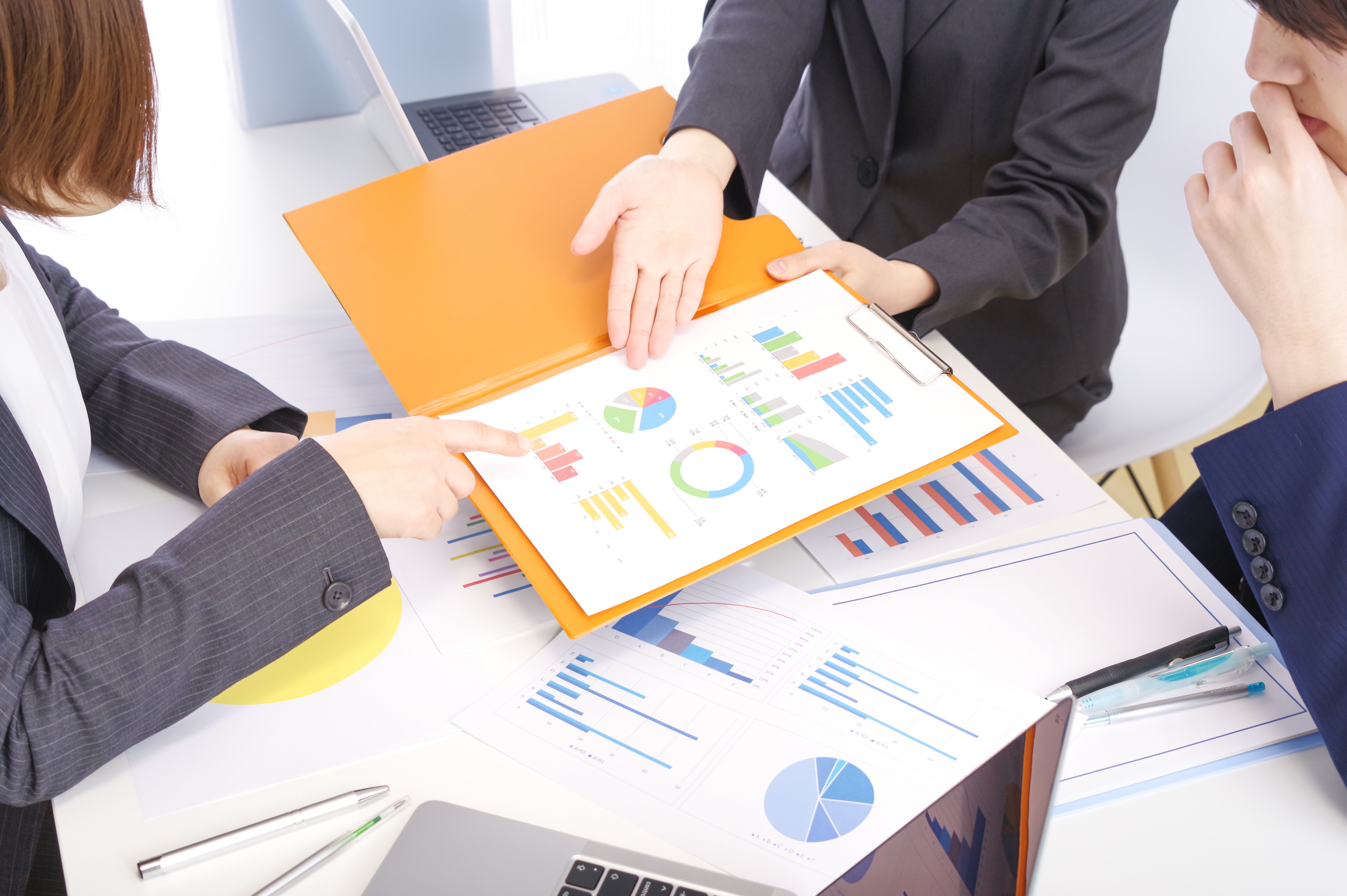 企画・マーケティング業務でAIを活用するビジネスシーン