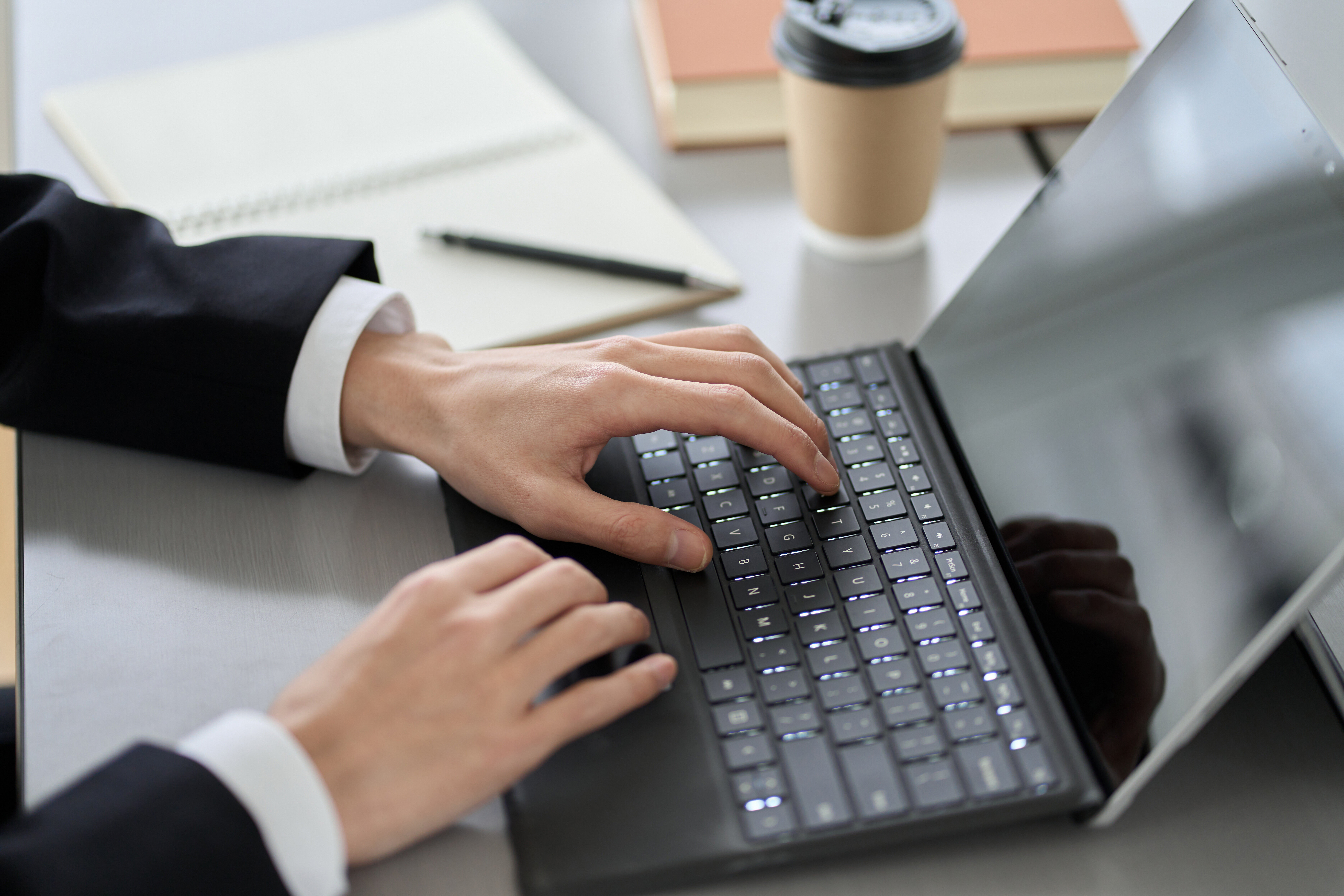 ノートパソコンでAI活用を体験するビジネスパーソン