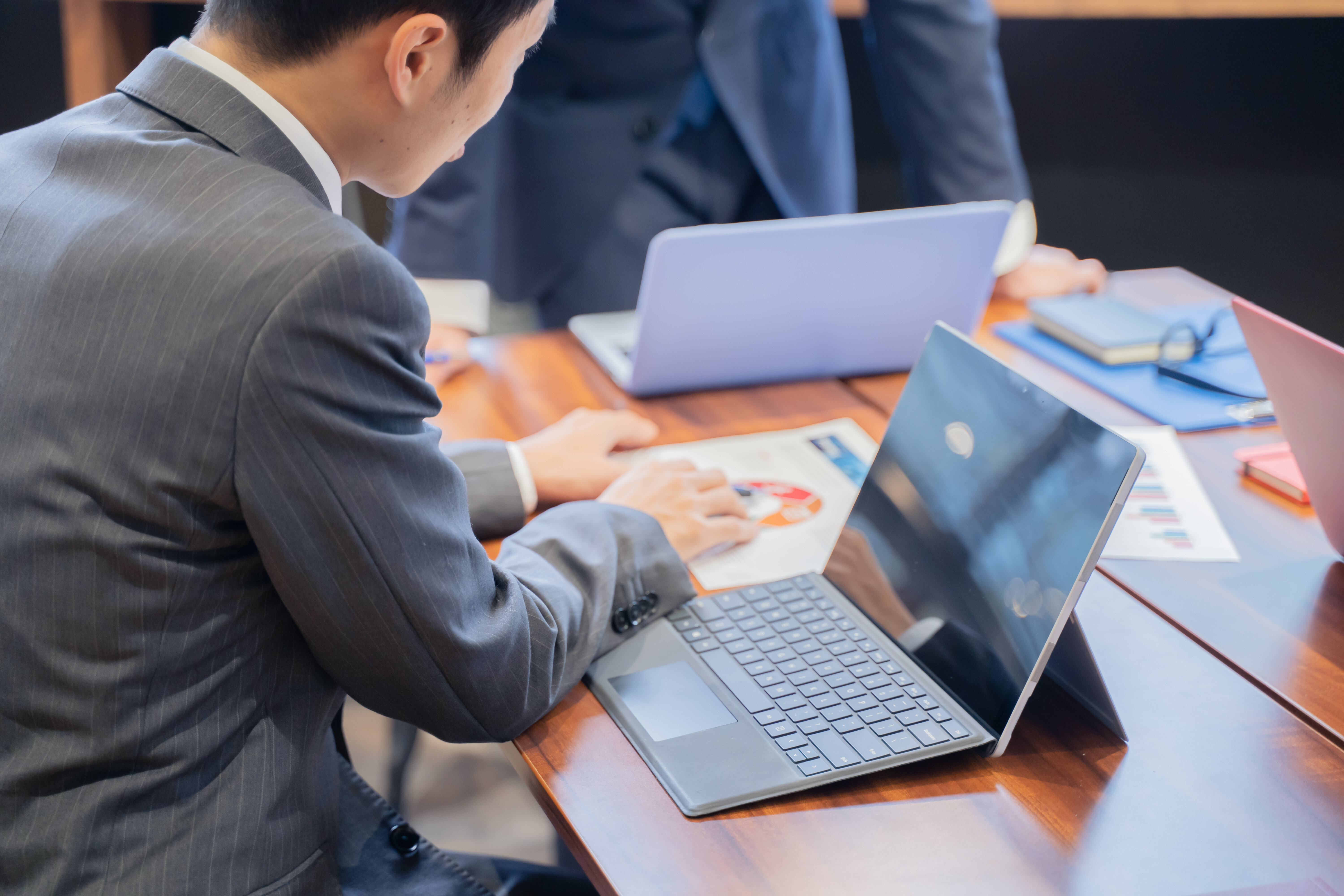 AIを活用して会議を行う複数のビジネスパーソン