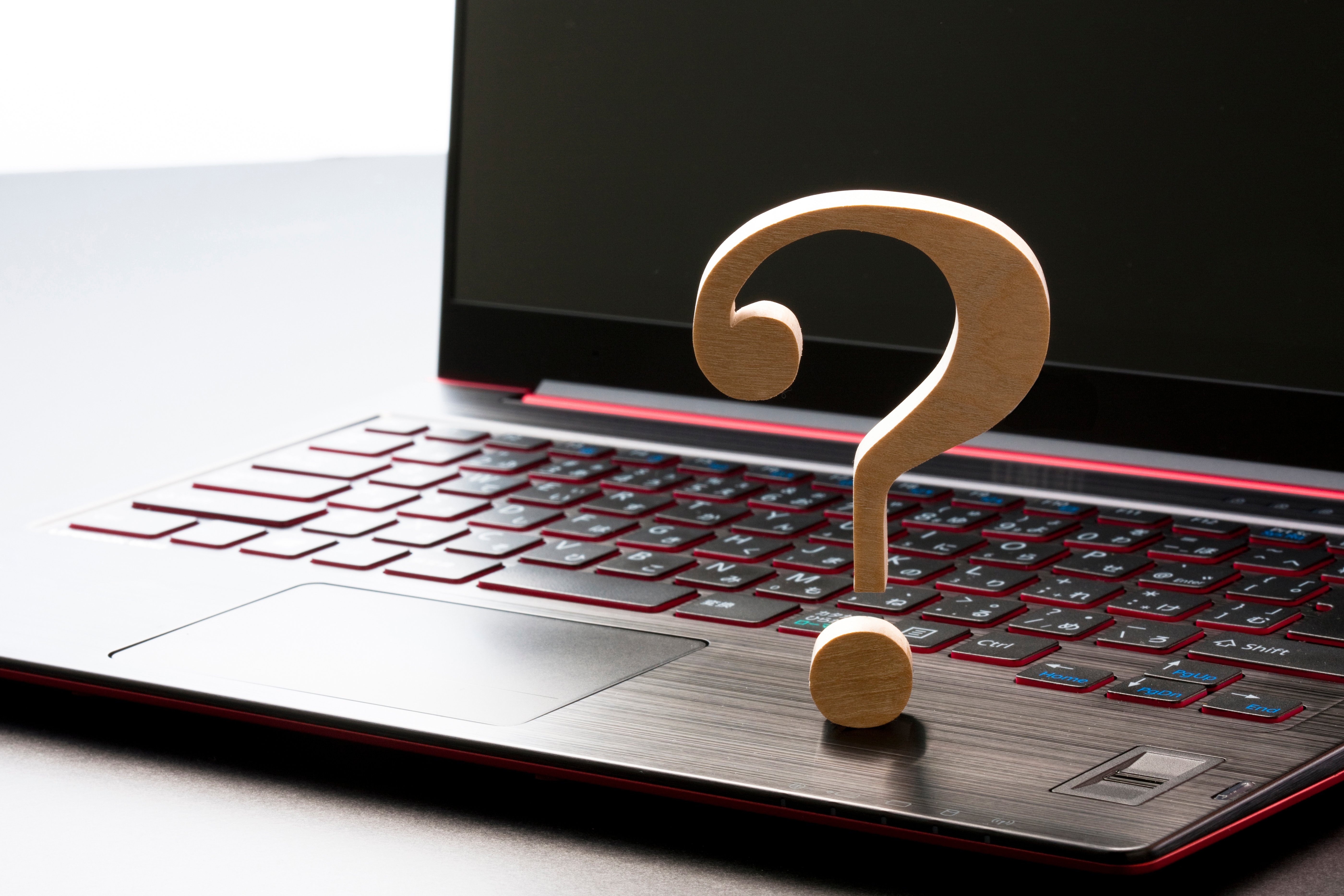 ノートPC上のクエスチョンマーク（AI PCのよくある質問）