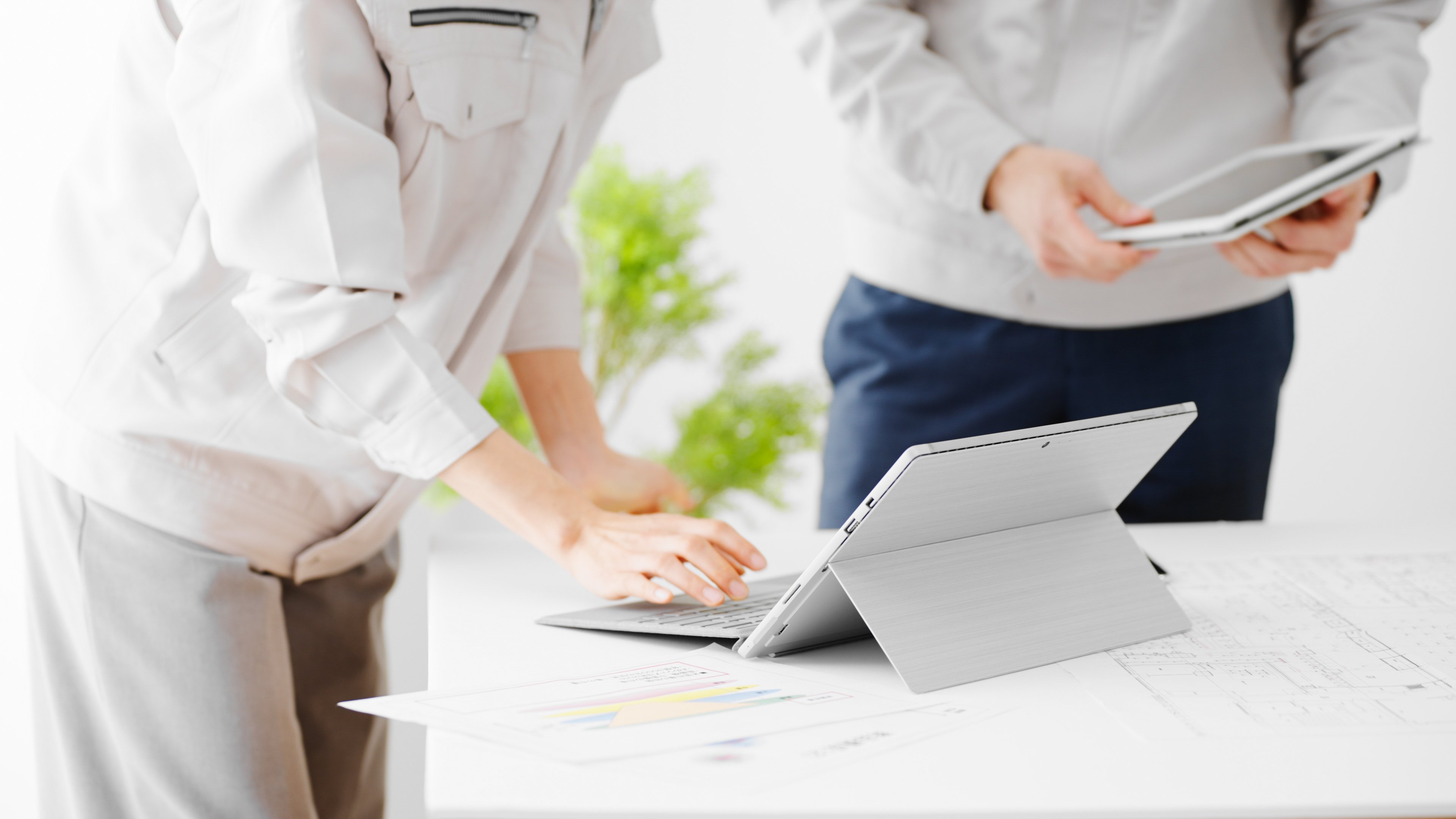 図面を確認しながらPCで作業するスタッフ