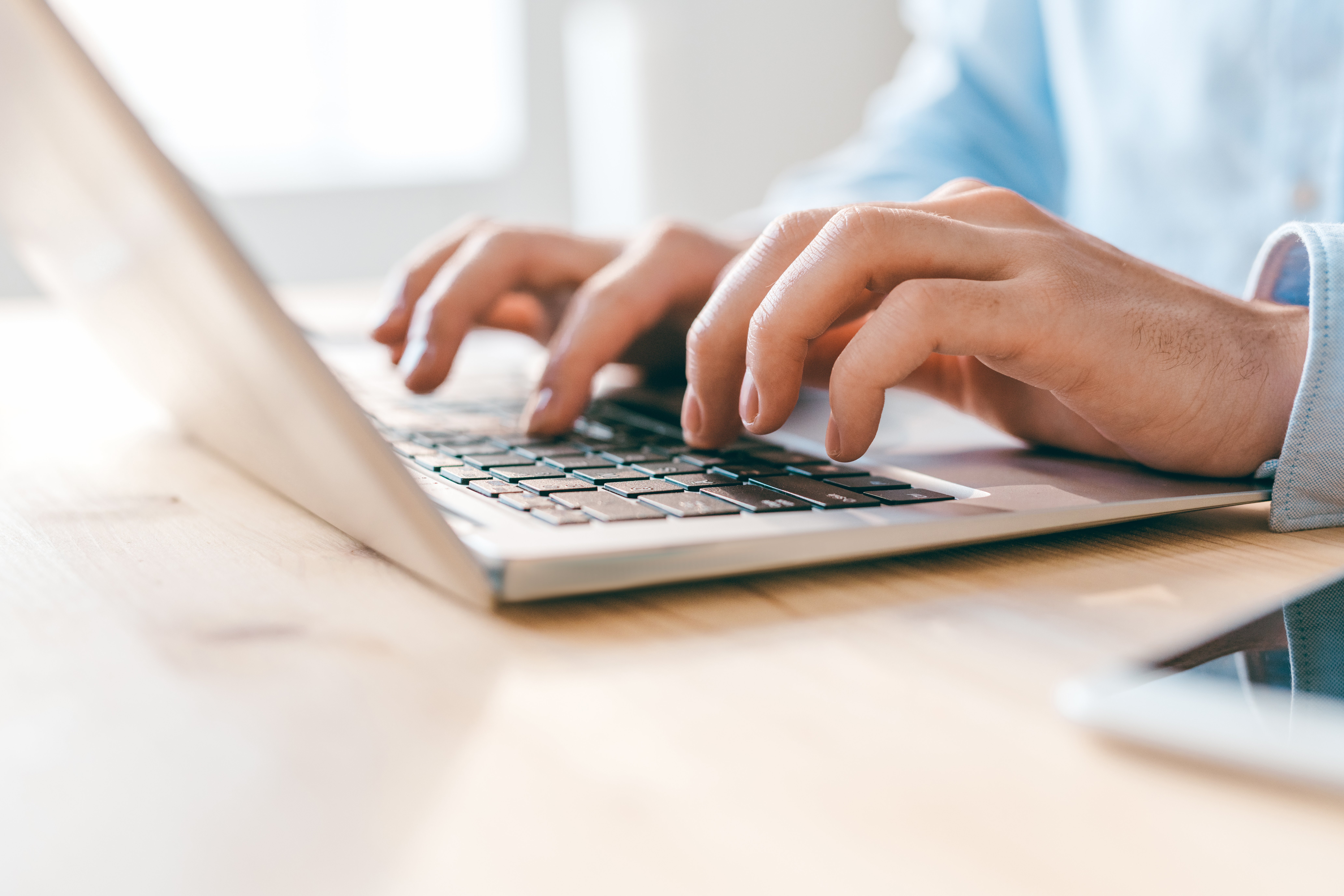 ノートPCで作業するビジネスパーソンの手元（AI PCとは？）