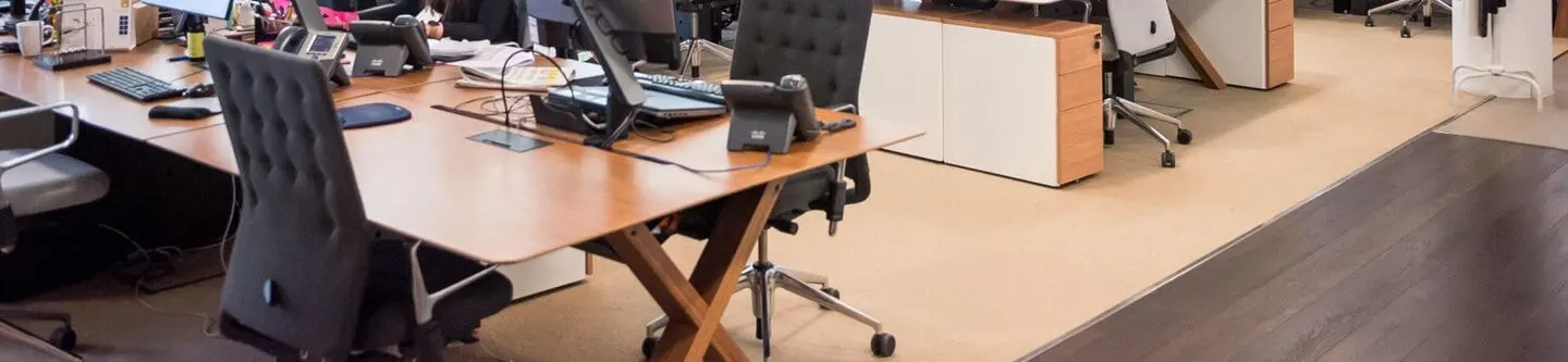 休日の人がいないオフィスイメージ