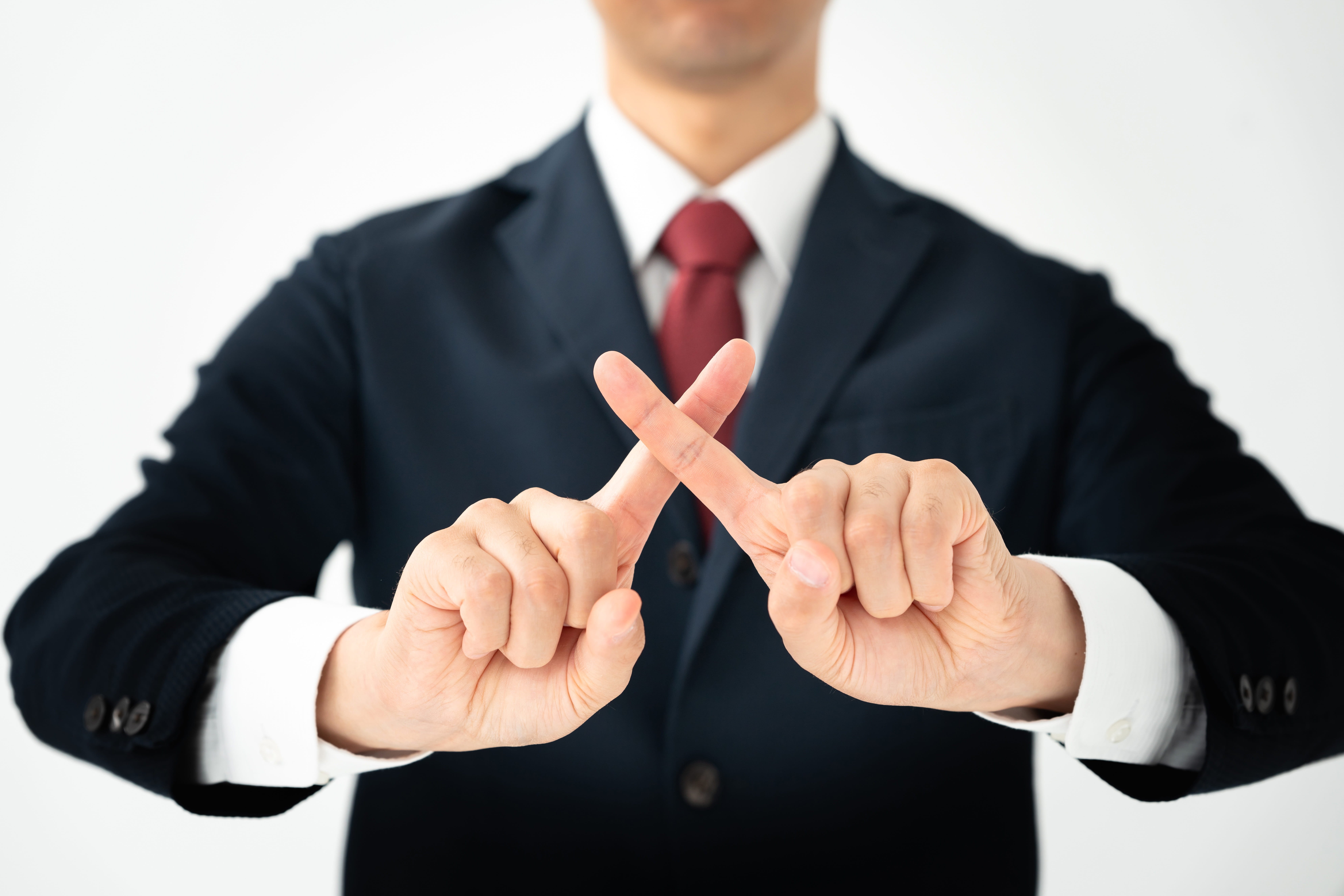 ストップのジェスチャーをする男性