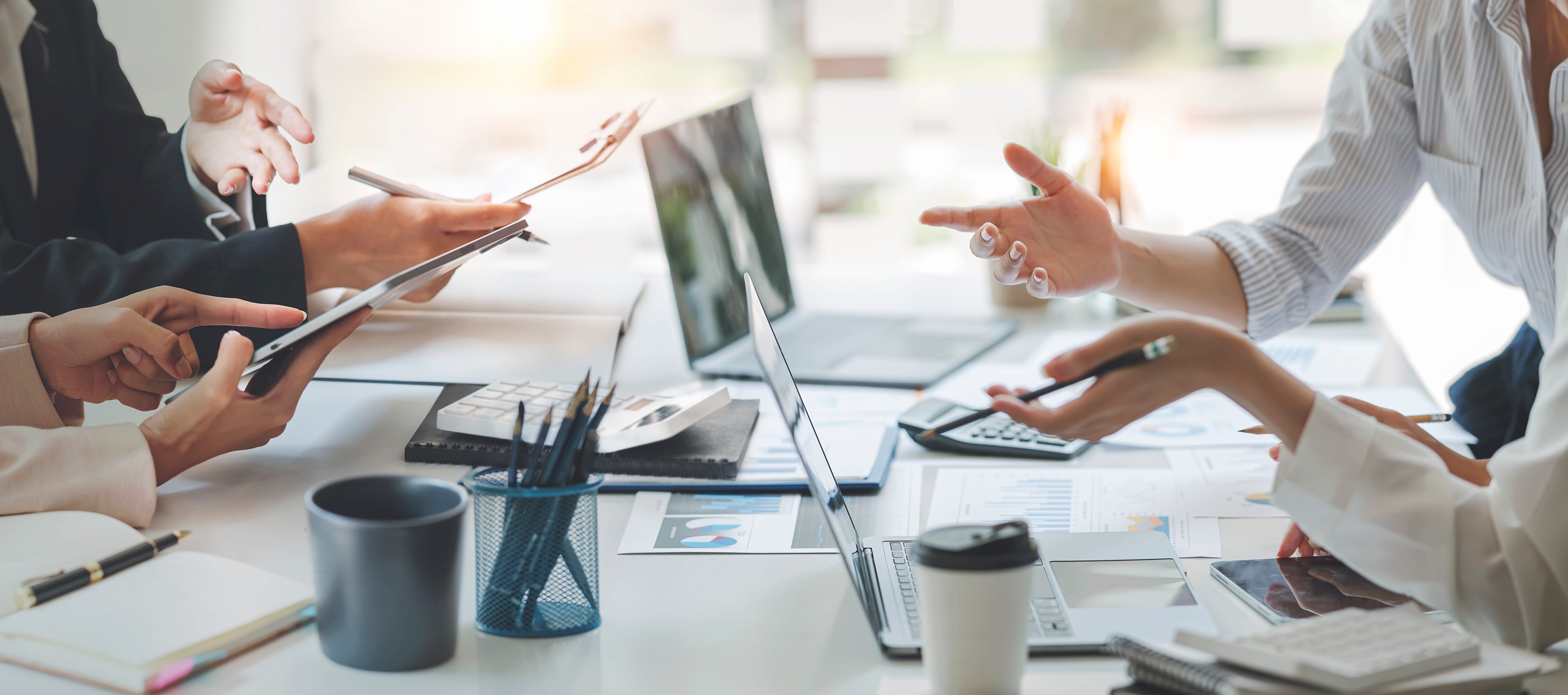 同僚と会議室でブレインストーミングを行っている様子の画像