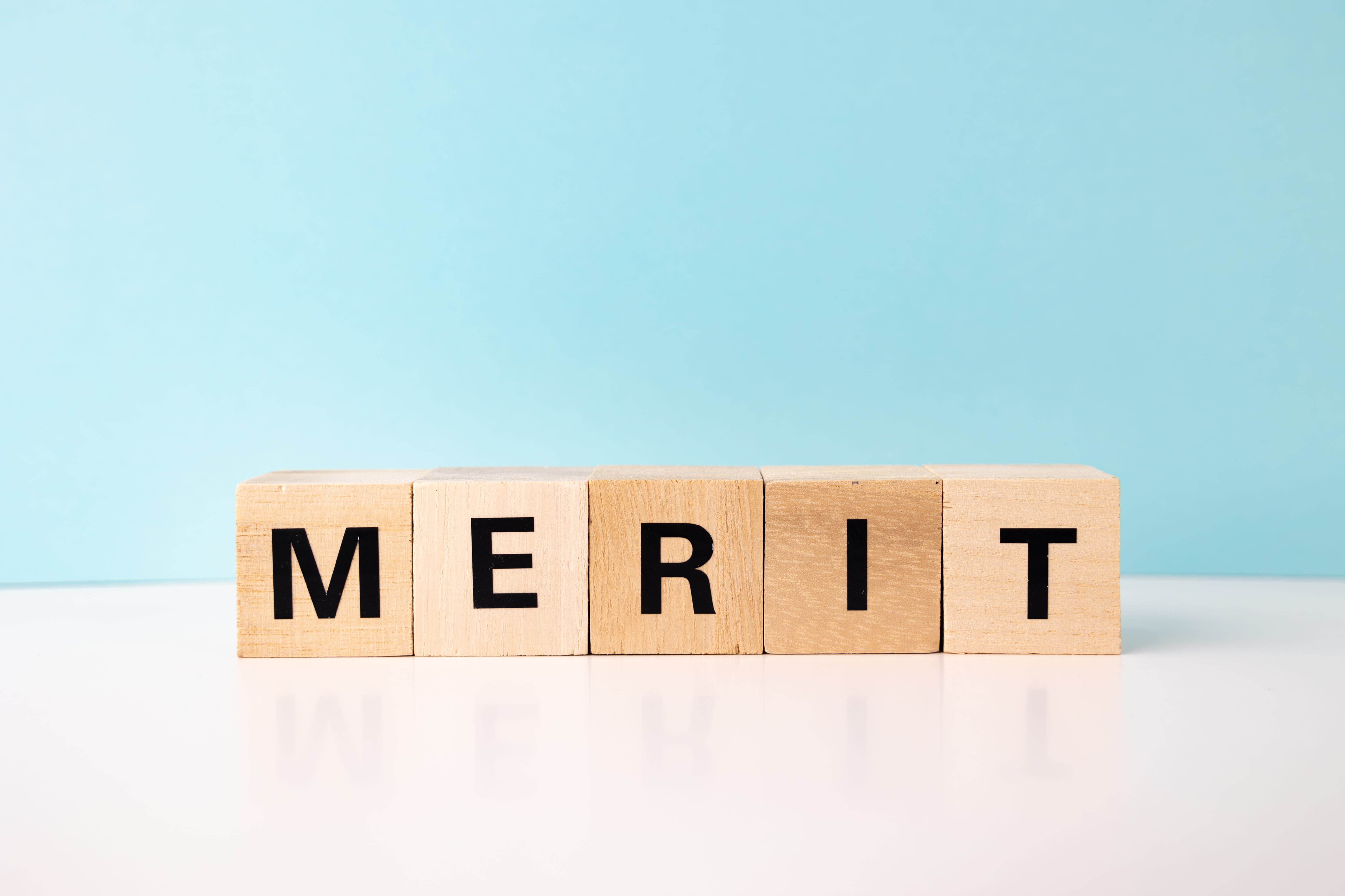 メリットの文字と水色背景