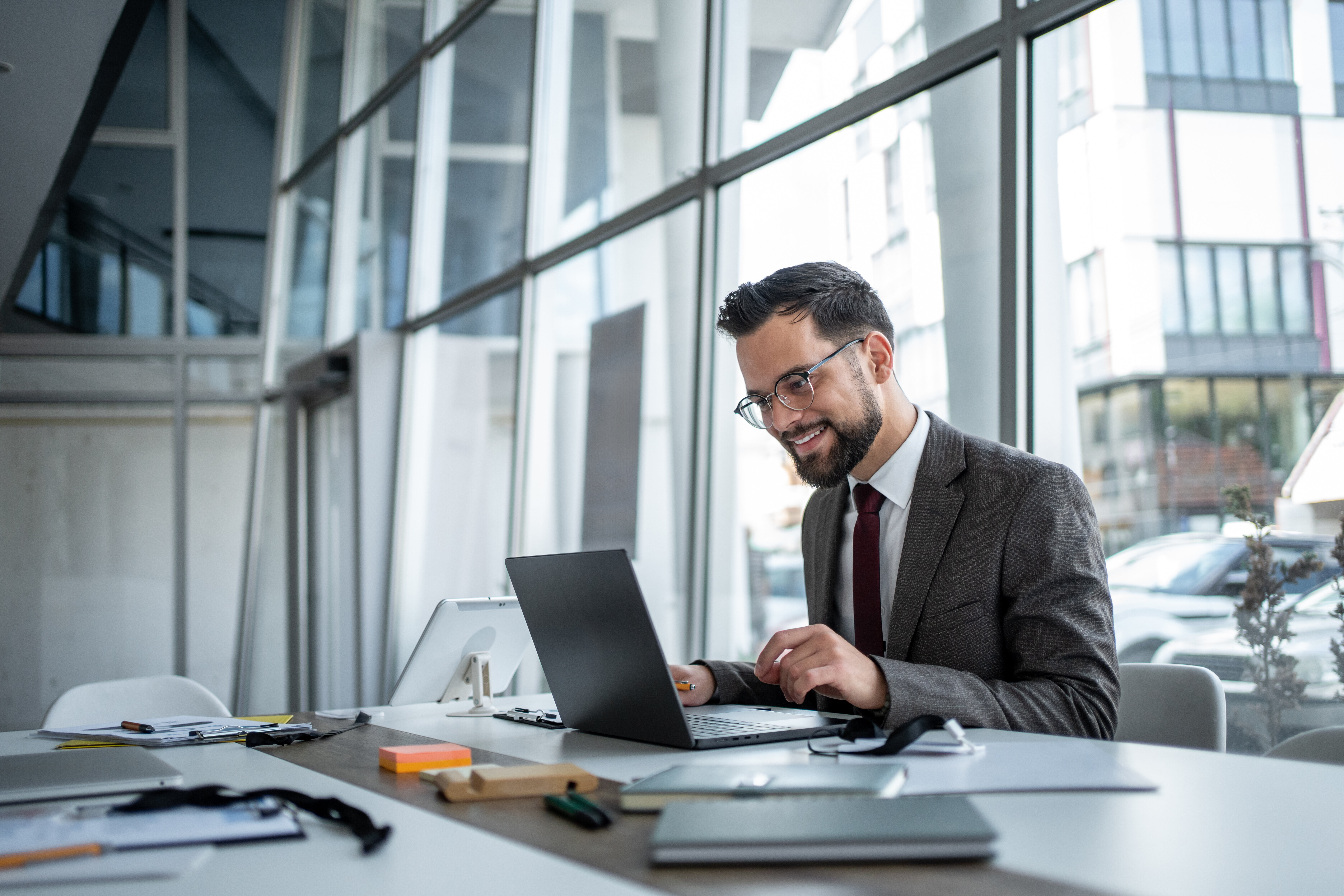 快適に業務を進めるビジネスパーソン