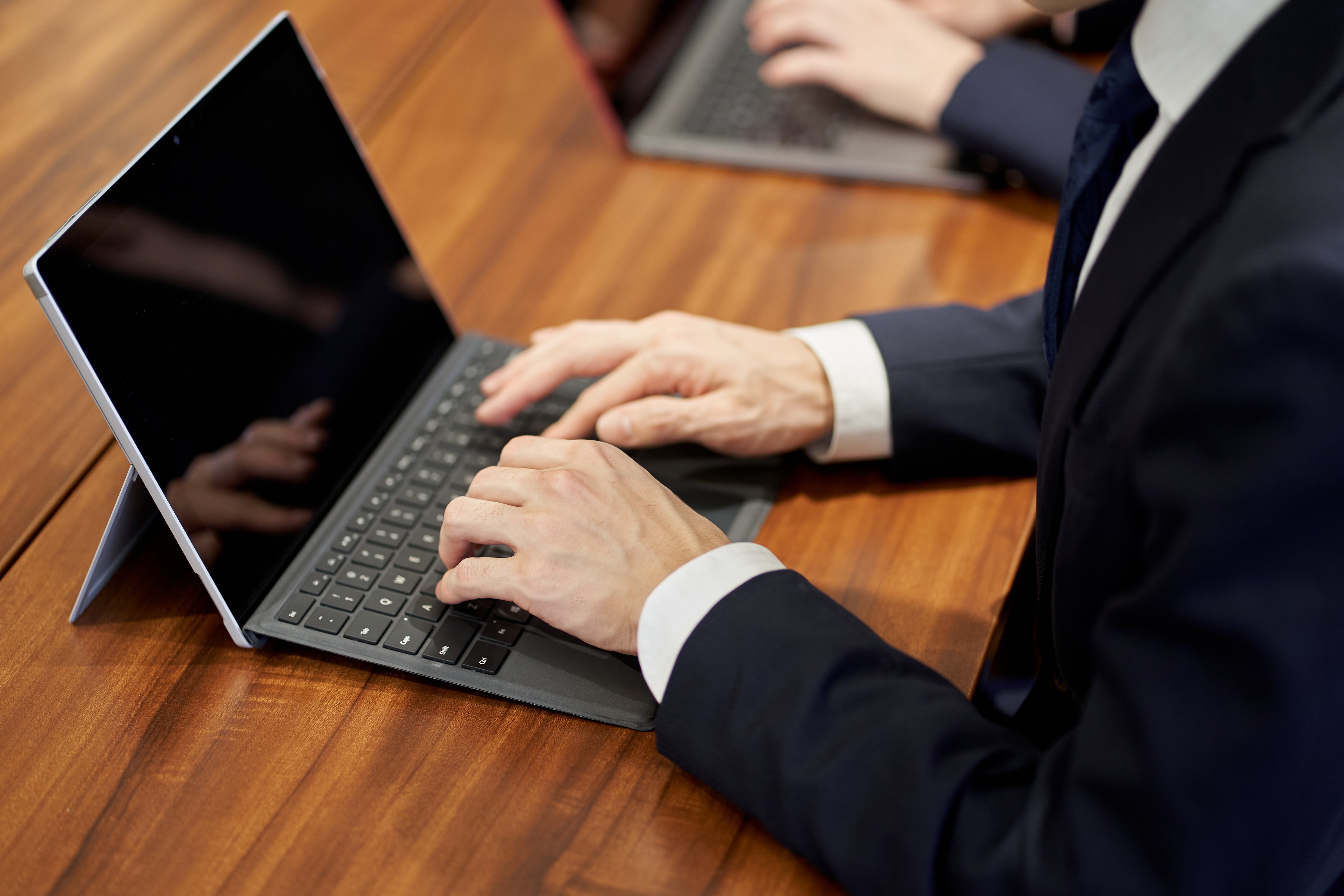 業務でPCを活用するビジネスパーソンのイメージ