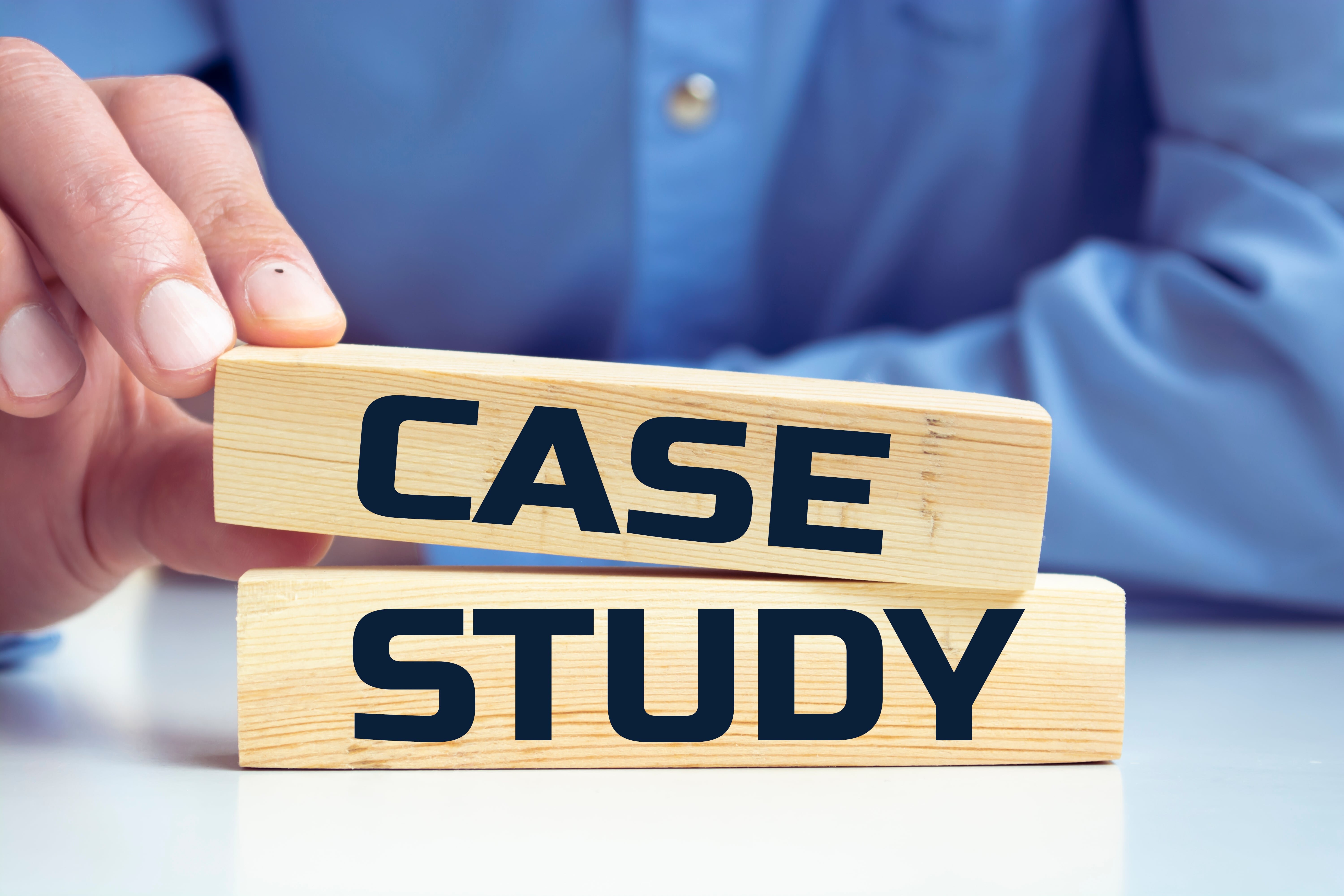 ChatGPT:  「CASE STUDY」と書かれた木製ブロックを積み上げる手元の写真。 成功事例をもとに施策のポイントを学ぶ内容を象徴。