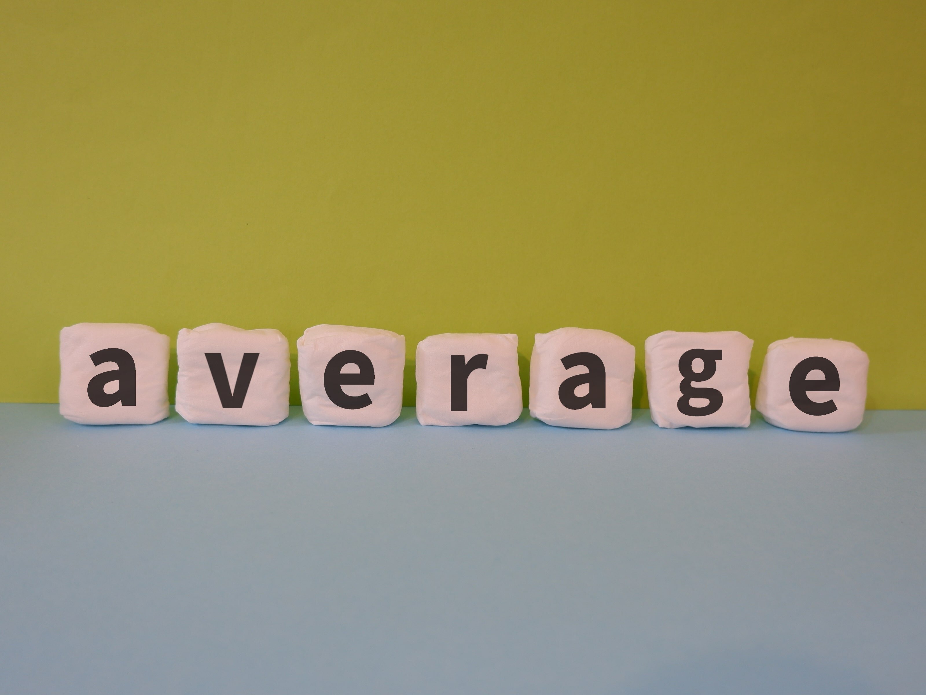 “average(平均)”と書かれた白いキューブが並んでいる。背景は上がグリーン、下がブルーのツートーンカラー。