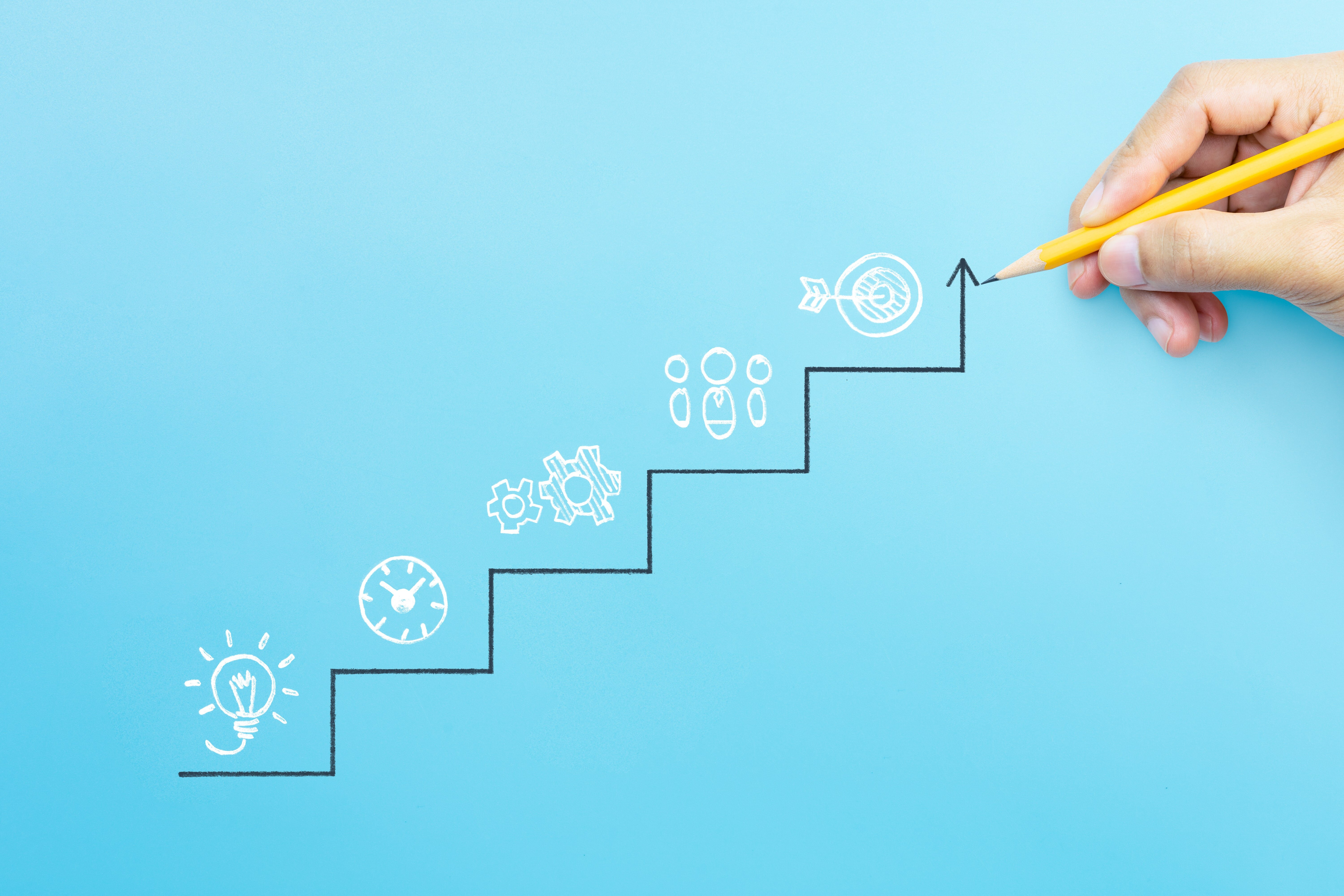 階段状の線の上に電球・時計・歯車・人・的のアイコンが描かれたイラスト。デジタルマーケティング成功へのステップや戦略立案をイメージしている。