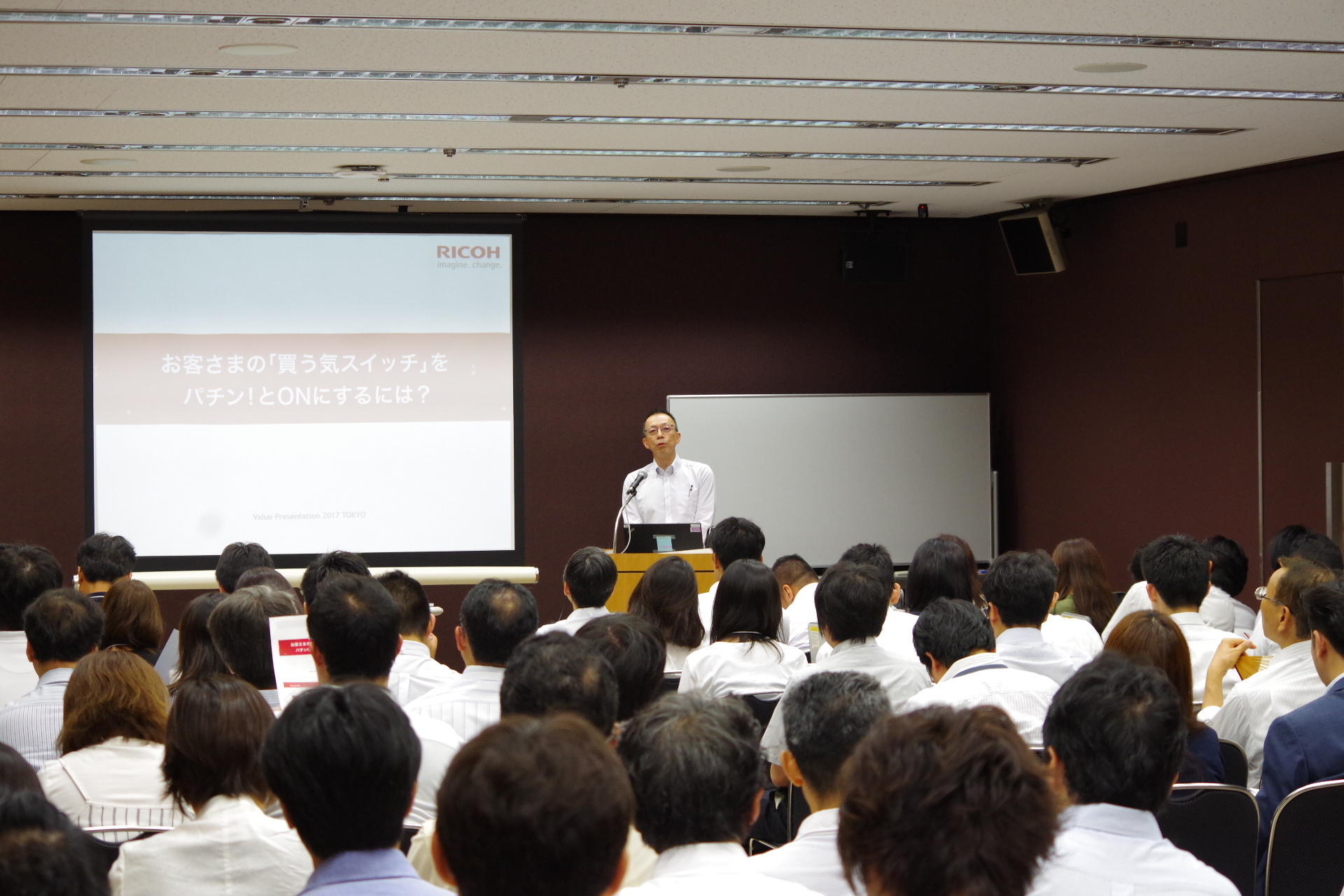 『お客さまの「買う気スイッチ」をパチン！とONにするには？』を講演する株式会社インターコネクトの神部雅之氏