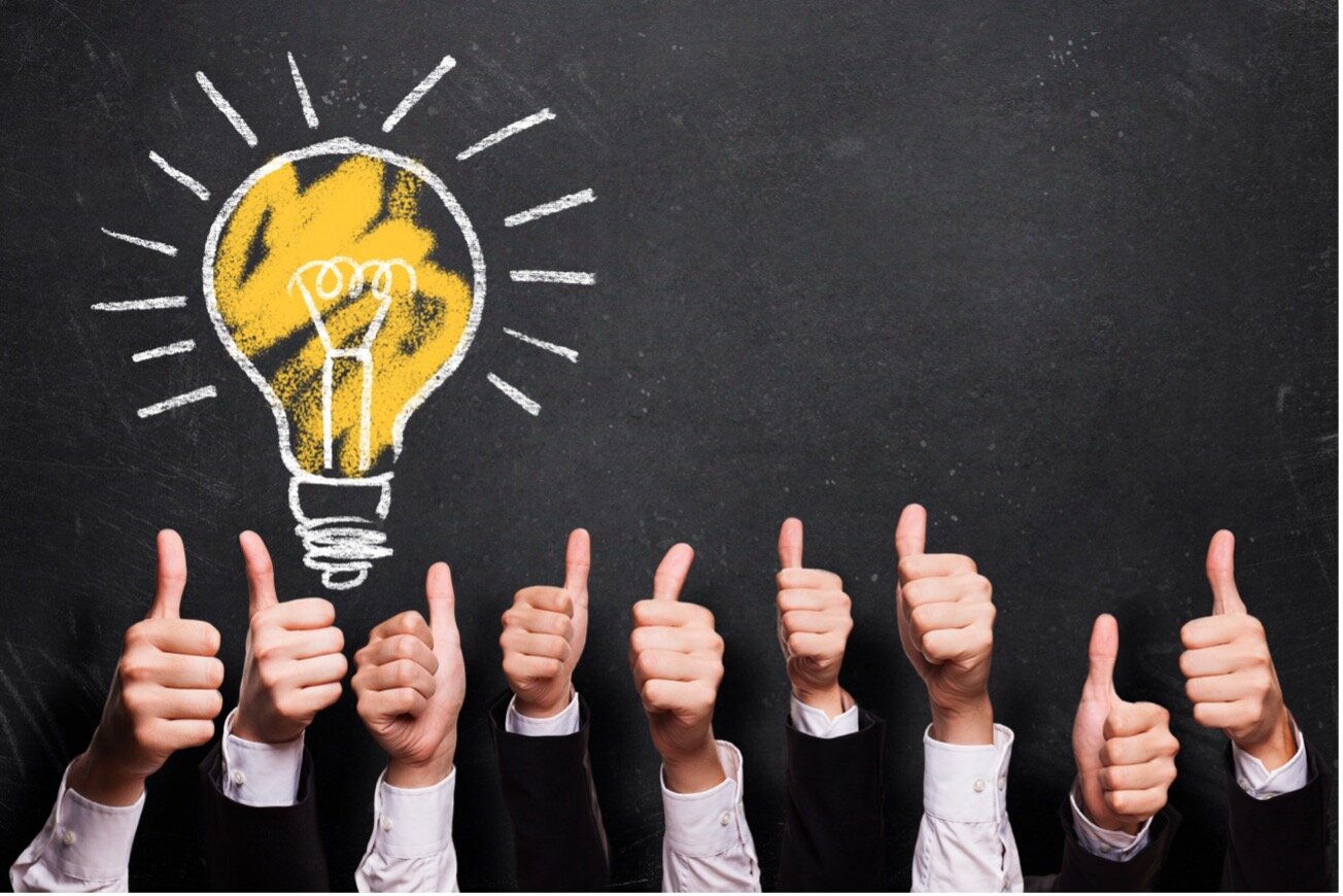 ひらめきを表す電球のイラストと、それに向かって親指を立てて賛同する複数の手。受発注システムによる業務改善やチームの前向きな姿勢を象徴するイメージ。