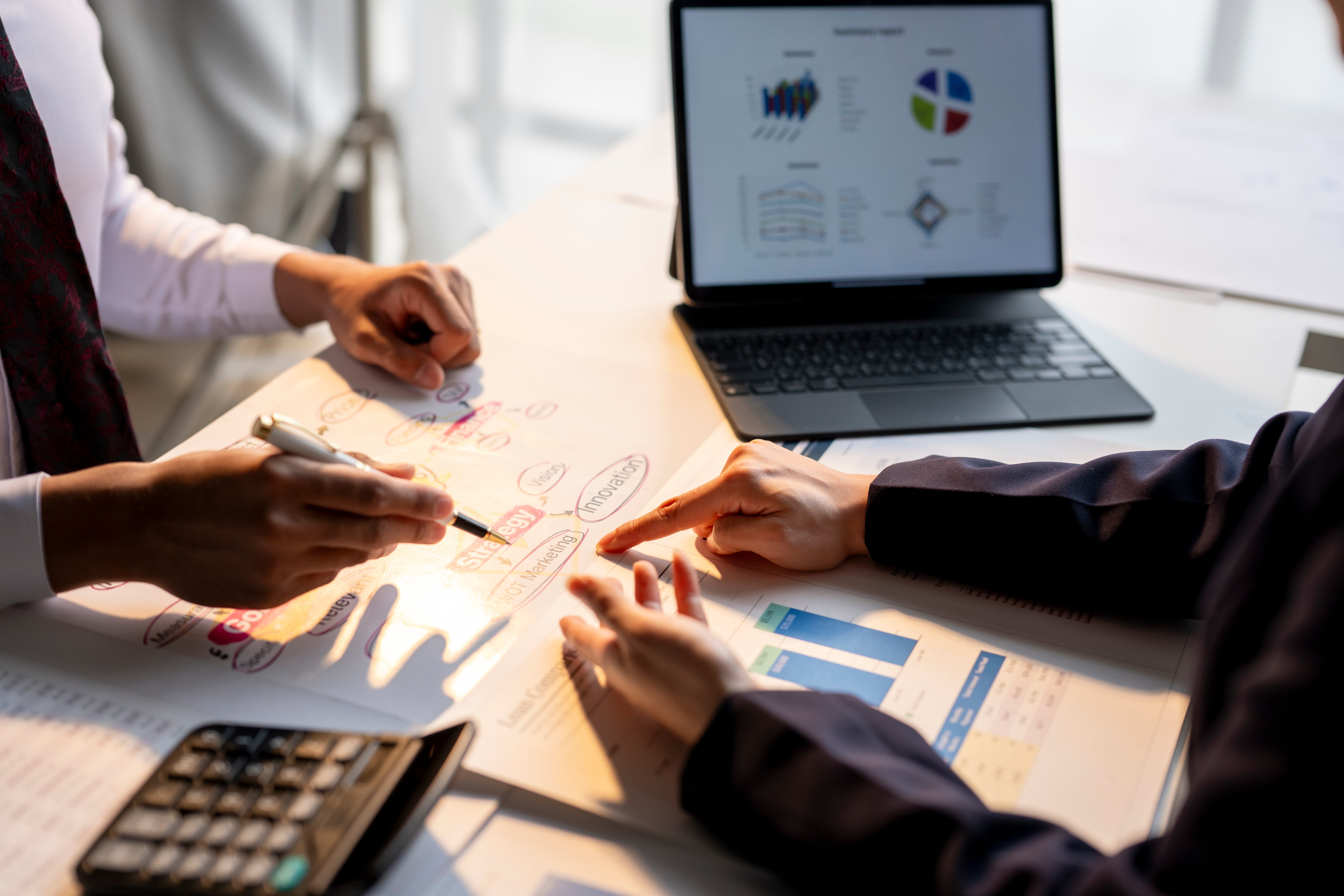 マーケティング資料をもとに分析を行うビジネスシーン