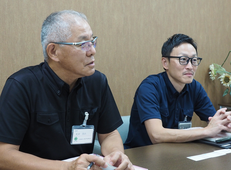 ケアマキス様_理事 光田 昌弘 様(左)施設長 岡 桂輔(右)