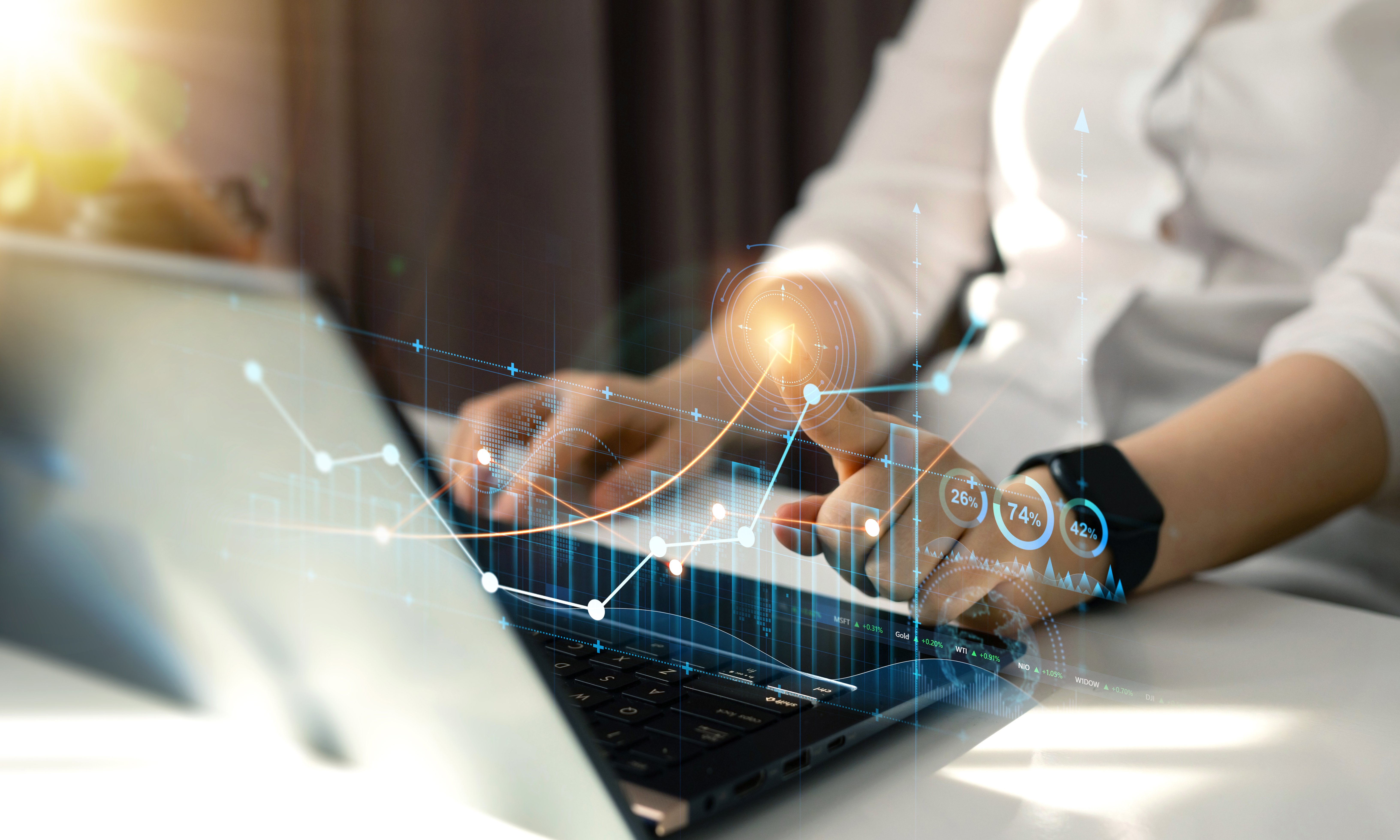 モバイルPCで業務データのグラフを操作するビジネスパーソンの手元