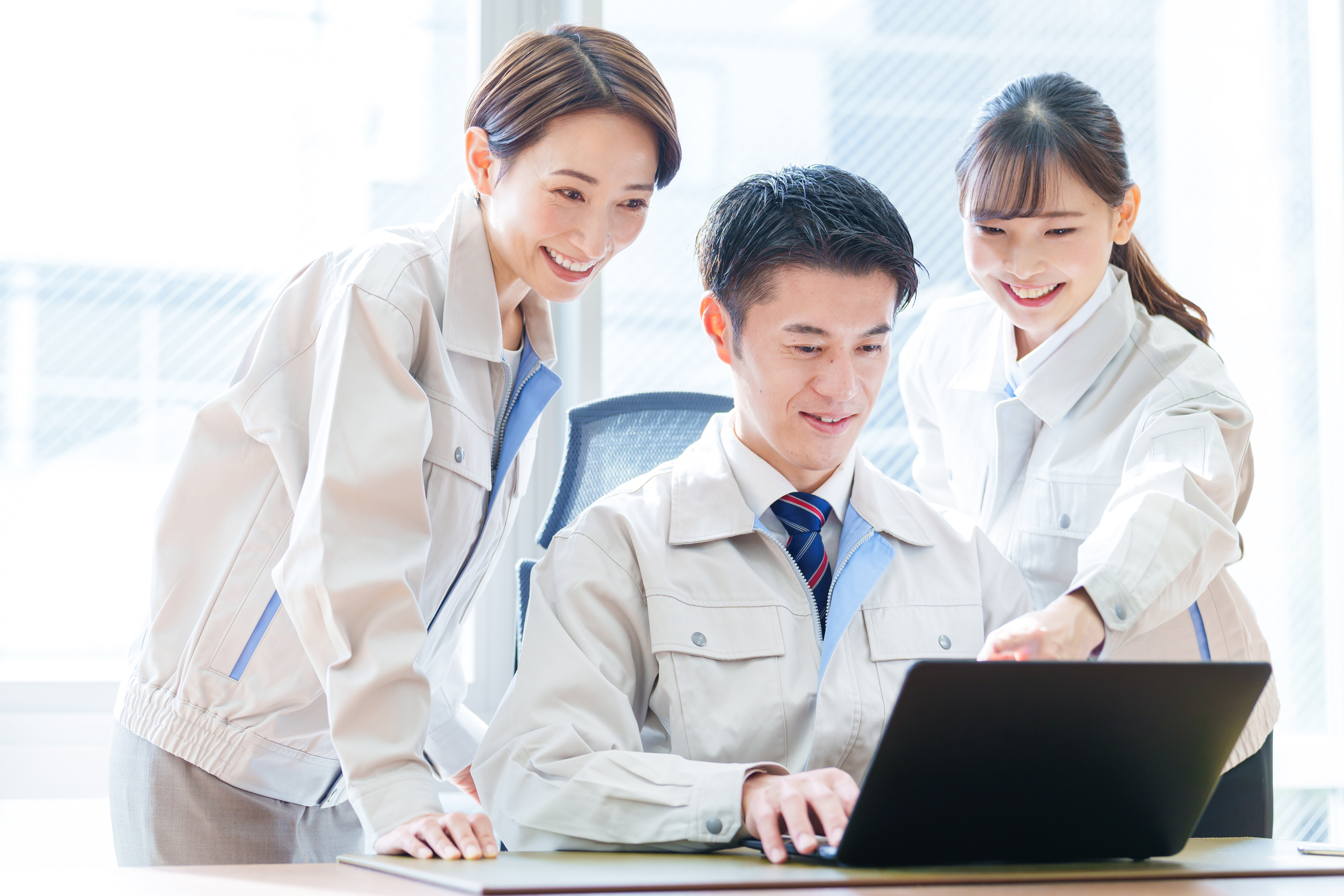 社員がチームで最適なデバイス選定を検討する様子