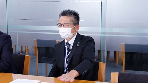 インタビューに答える高橋氏