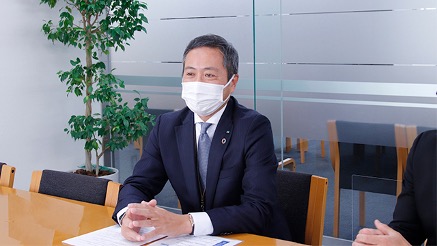 インタビューに回答する高島氏