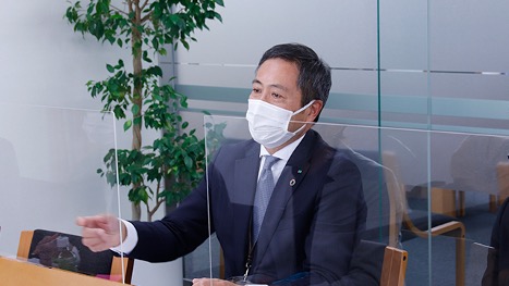 インタビューに回答する高島氏