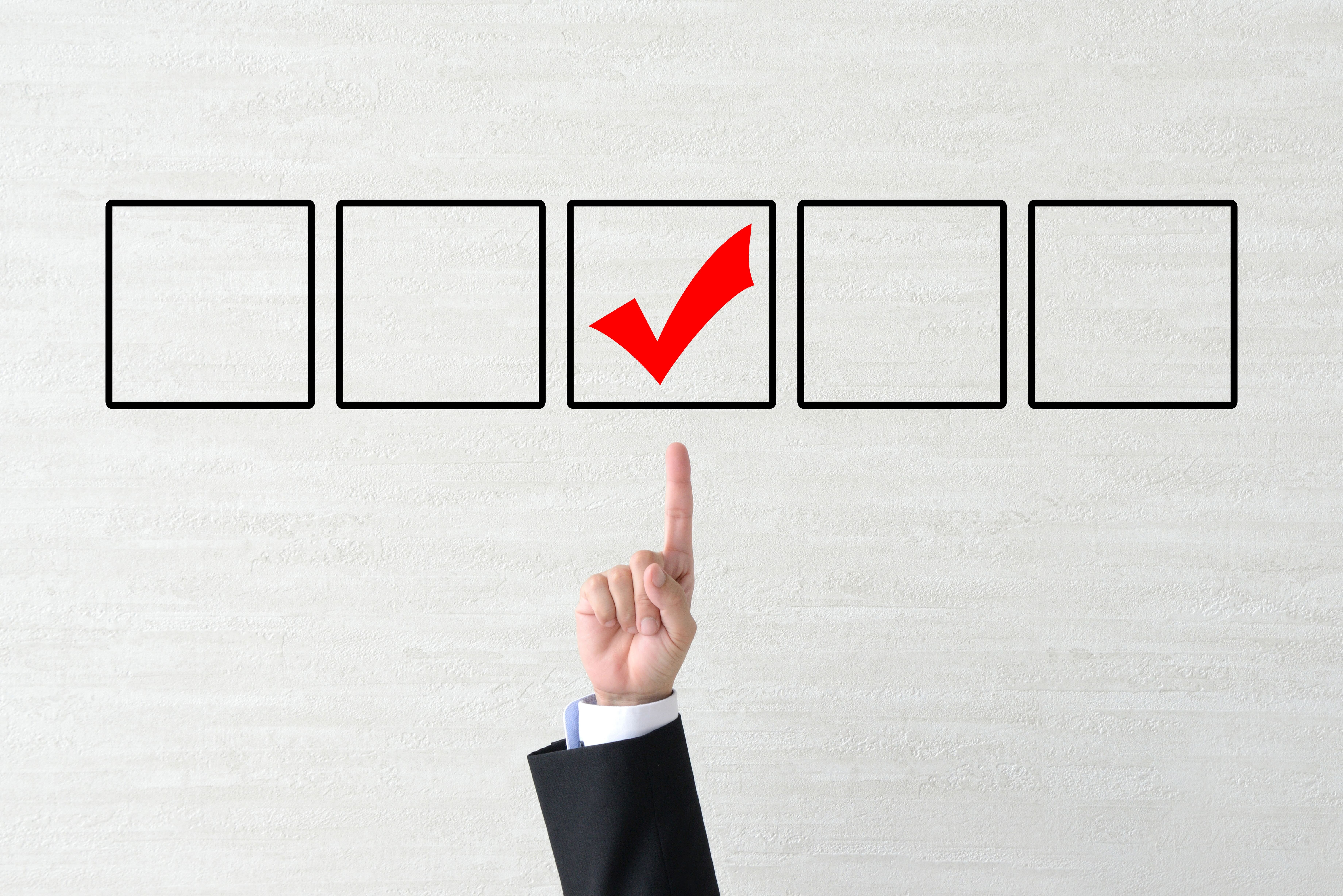 5つのチェックボックスのうち1つに赤いチェックが入っている画像。BCP策定における重要なポイントや項目選定をイメージしている。