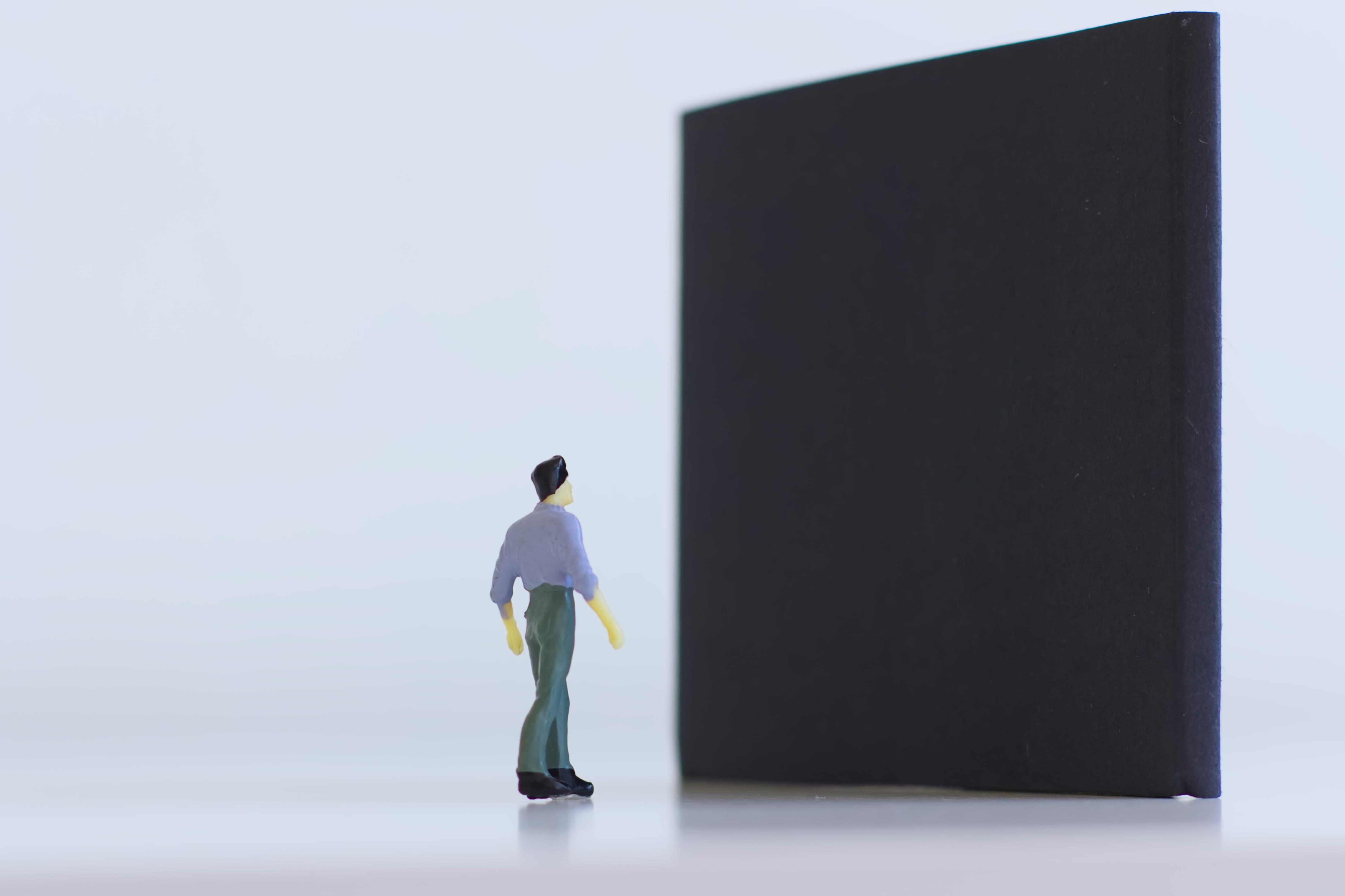 壁にぶち当たったビジネスマン 