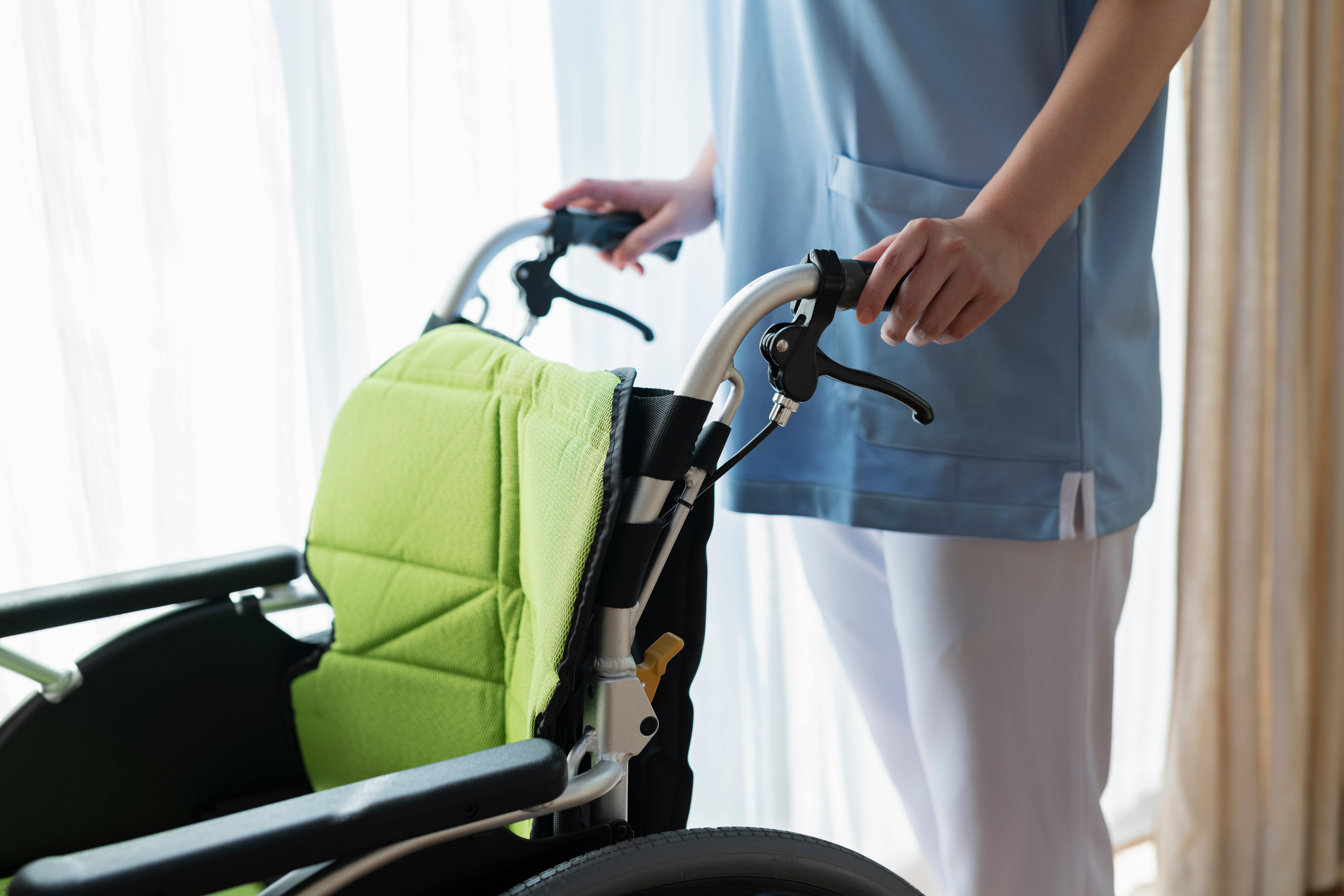 介護士が押している車椅子