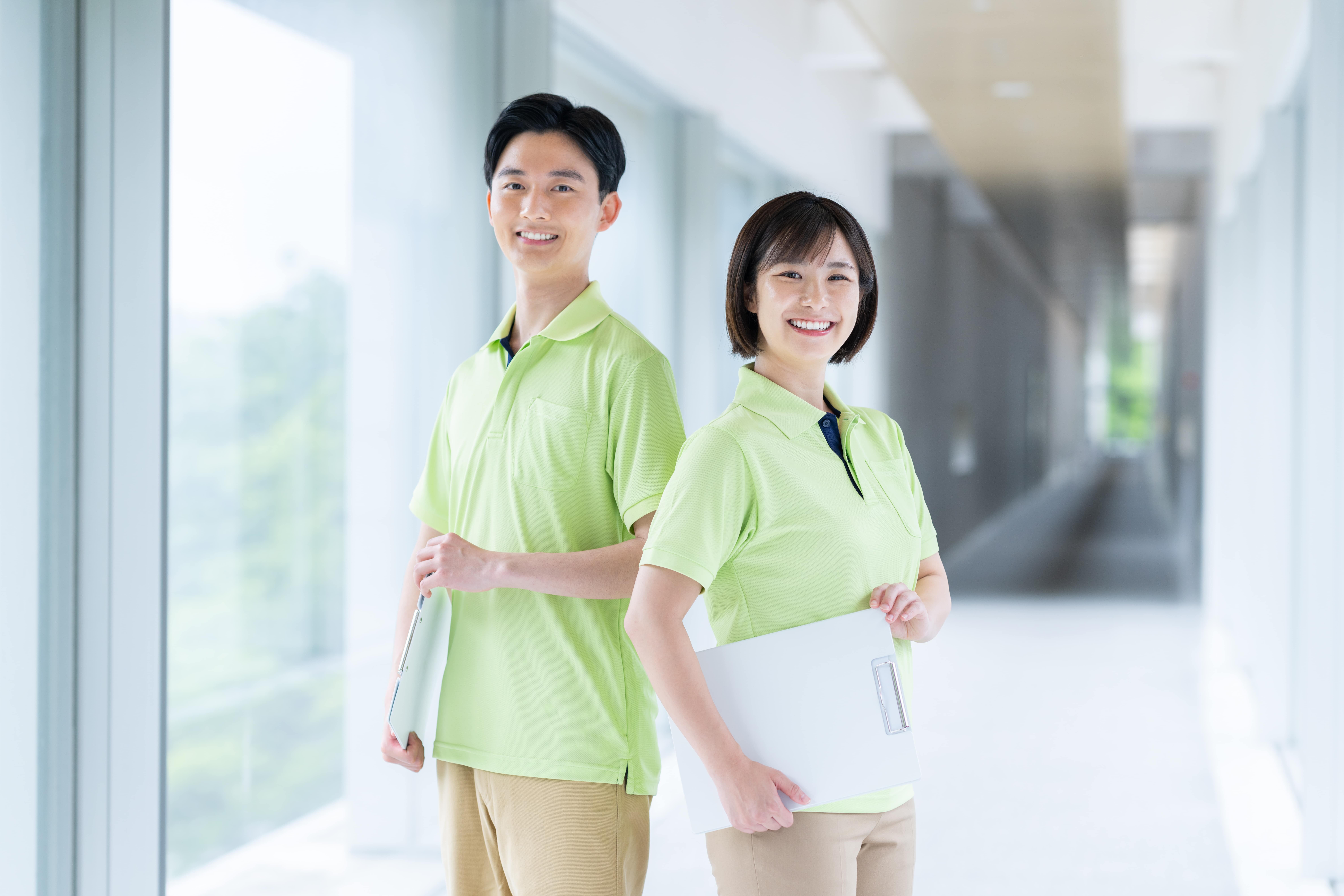 介護士が2人並んでいる様子