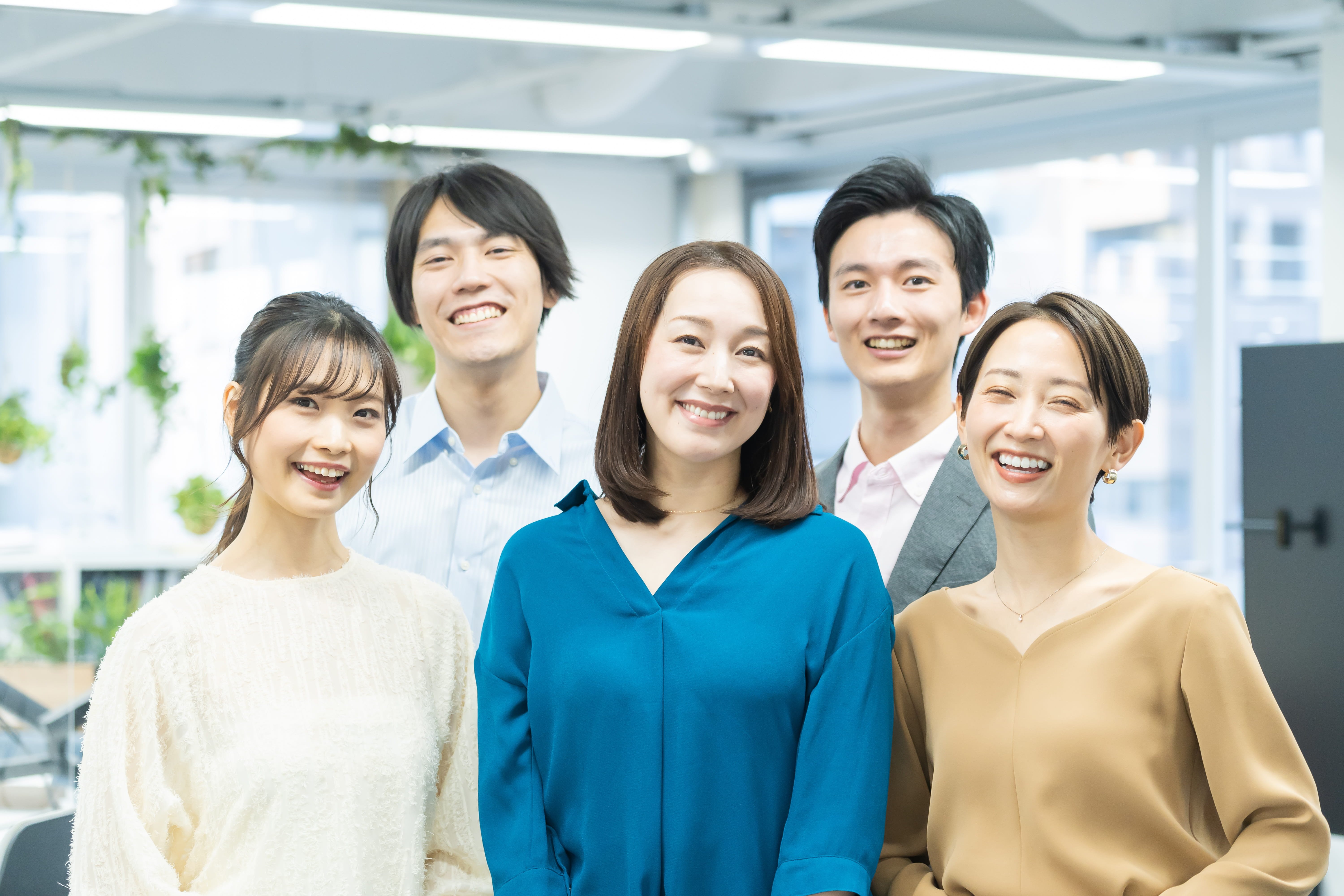 日本人男女・オフィスカジュアル 