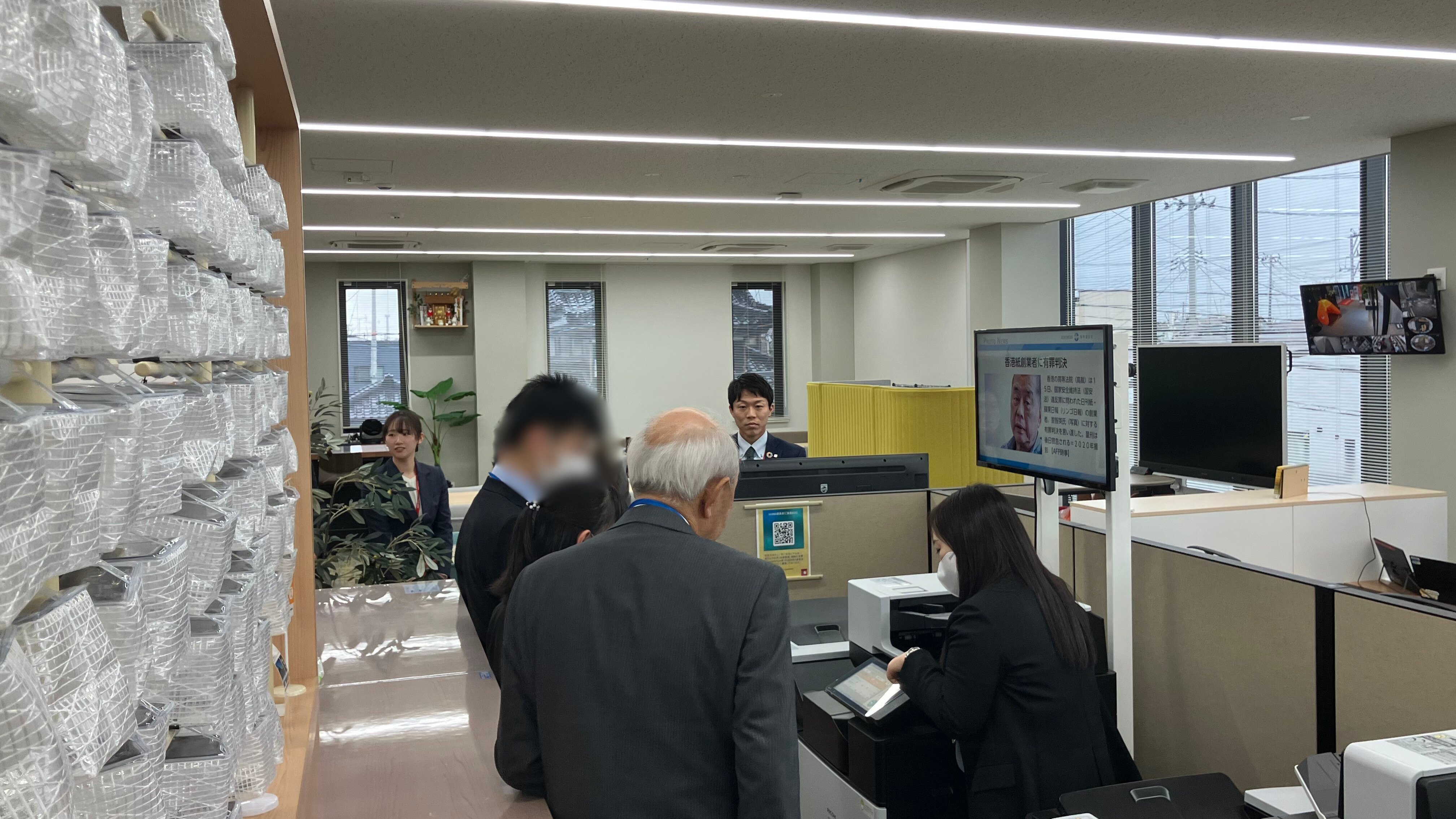 複合機の操作を説明する様子