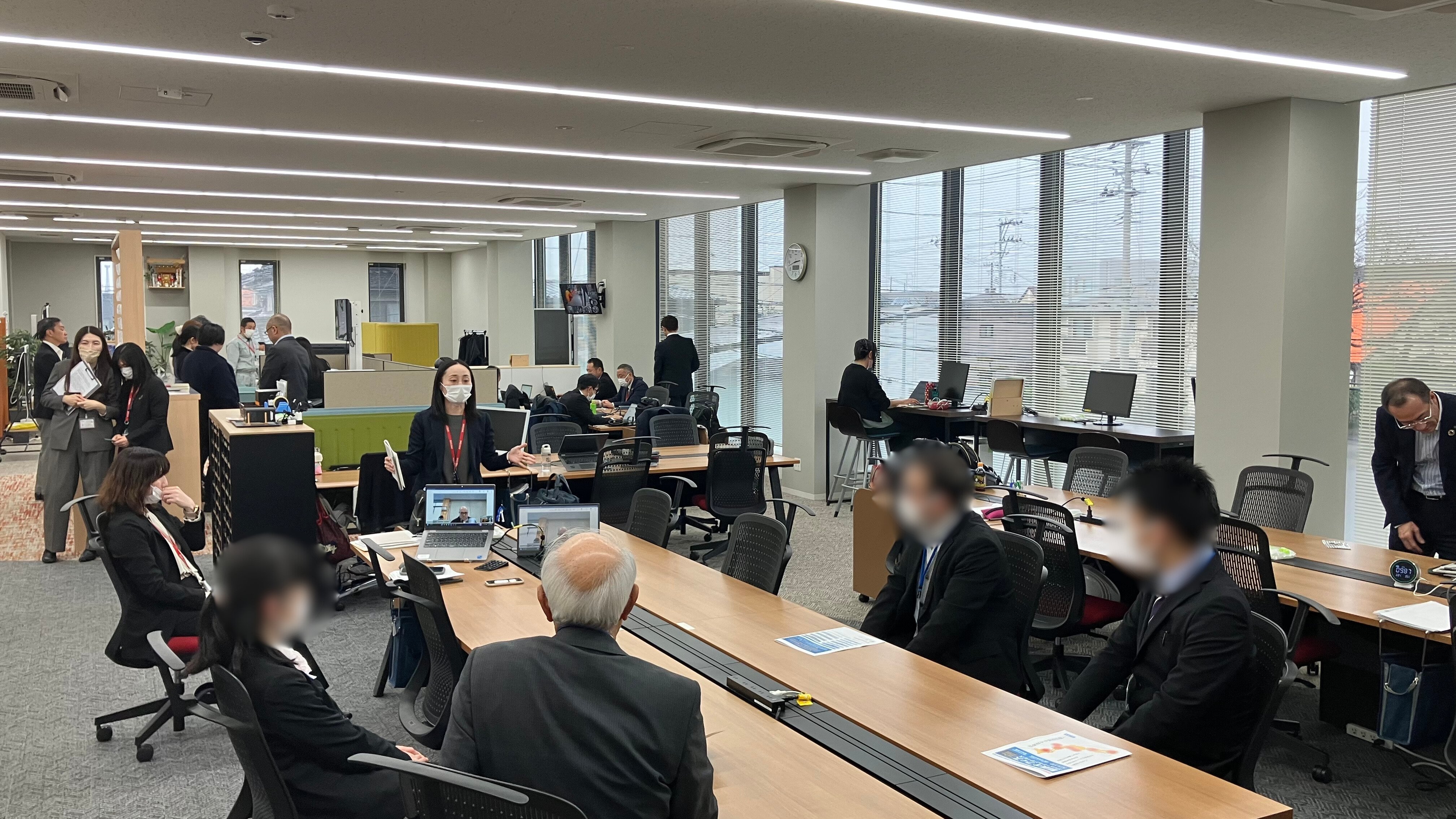 お客様にご説明する様子