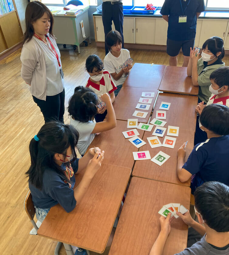 SDGs出前教室の様子:カードゲームの様子