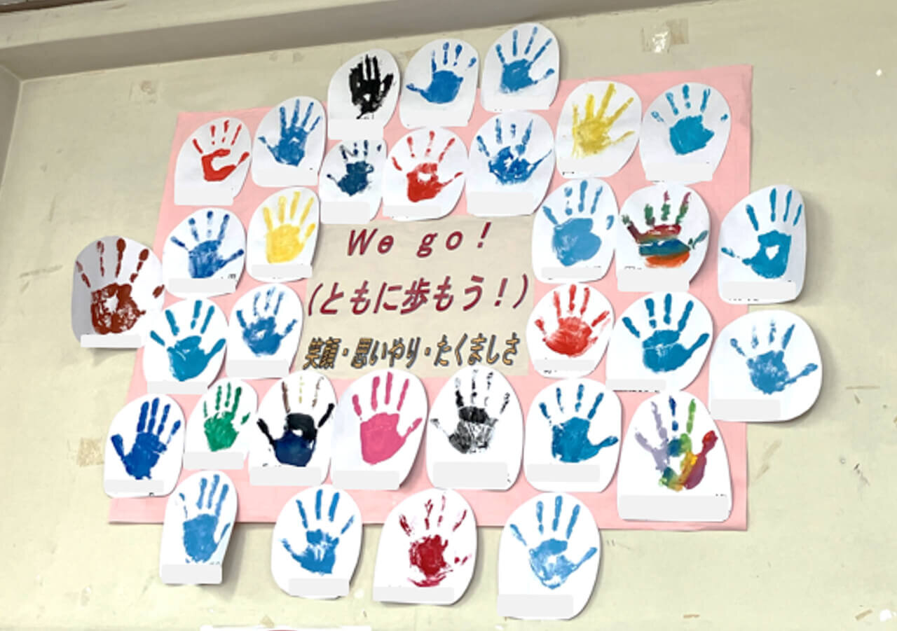 クラスに貼られていたみんなの手形。それぞれの個性が輝いて素敵です