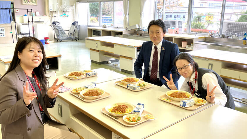 給食の時間:家庭科室で給食をいただきました