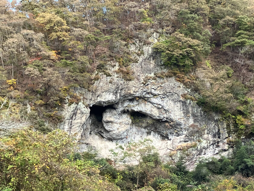 坂上小学校の川をはさんで近くにある「へそ岩」