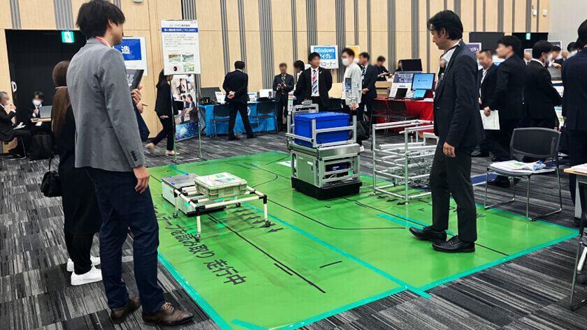 AGV(無人搬送車)の展示