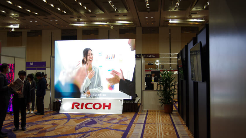 会場入口の大型ビジョン