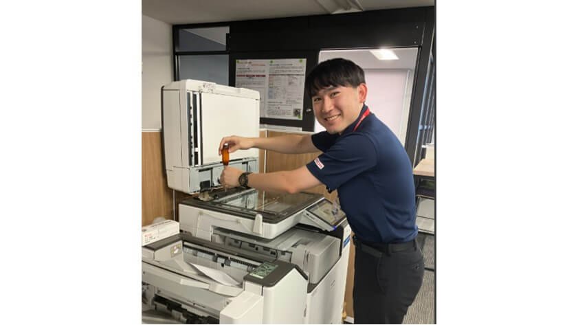 コピー機を修理・清掃を行う浦川さん