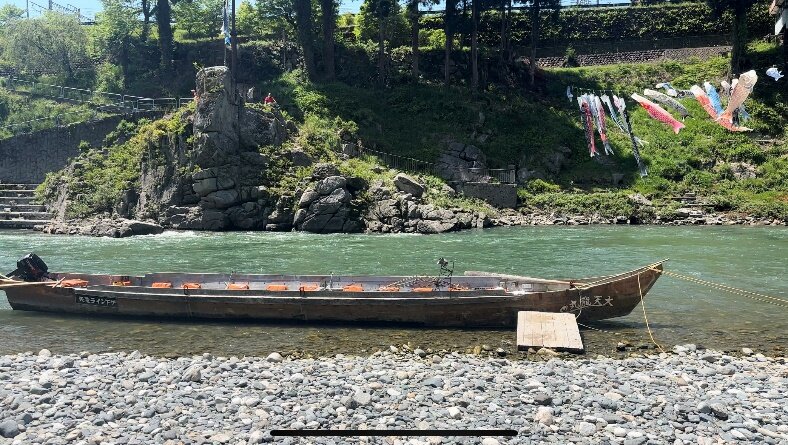 ※船は20名ほど乗れる大きさでした。川の上には鯉のぼりが泳いでいました。