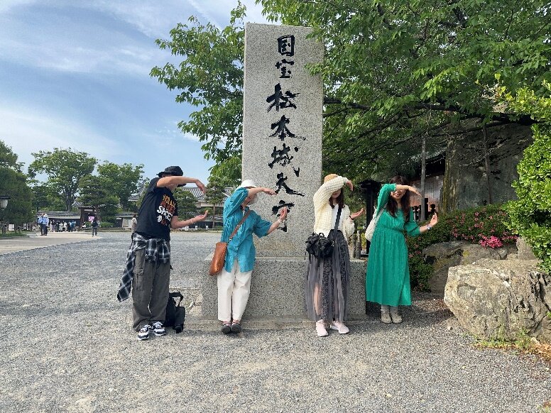 松本城の入り口でCのマーク。