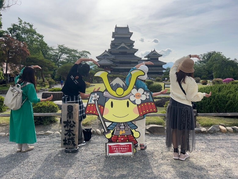 松本城とアルプちゃん（ご当地キャラクター）と一緒にCのマーク。