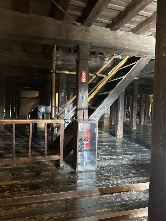 急なハシゴのような階段